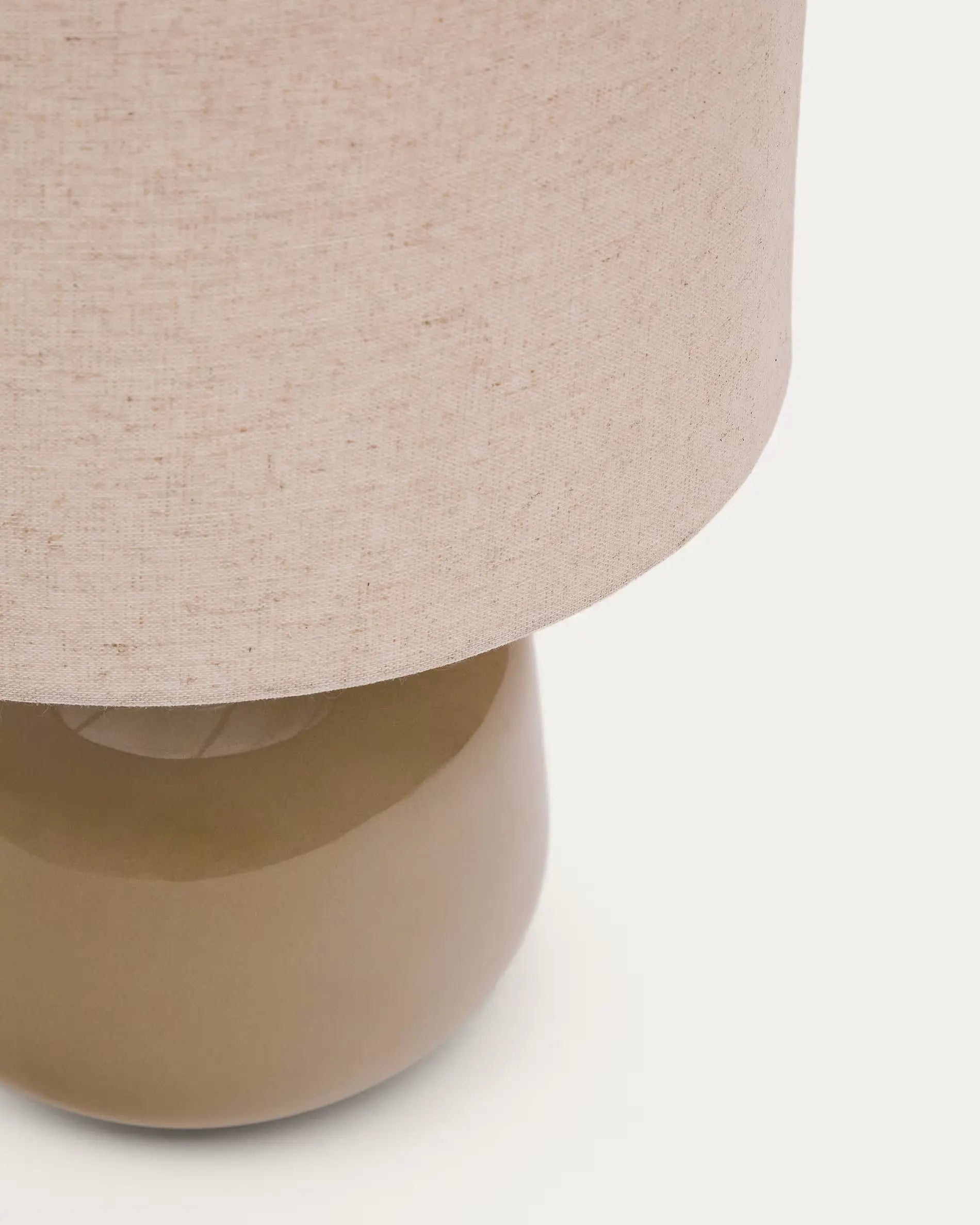 Lampa stołowa TAY beżowy klosz z zieloną podstawą – Kave Home