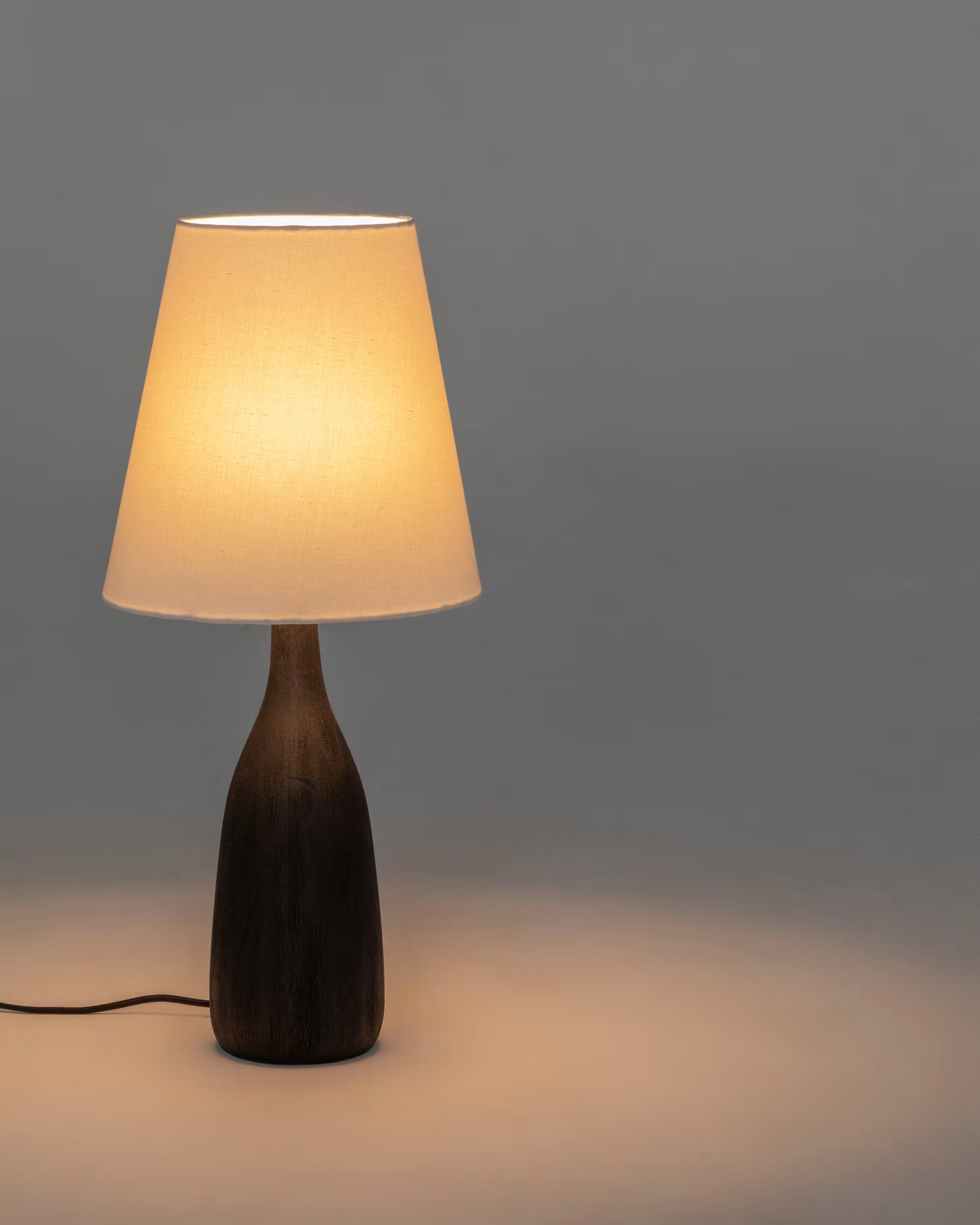 Tischlampe LUVIA cremefarbener Schirm mit schwarzem Fuß