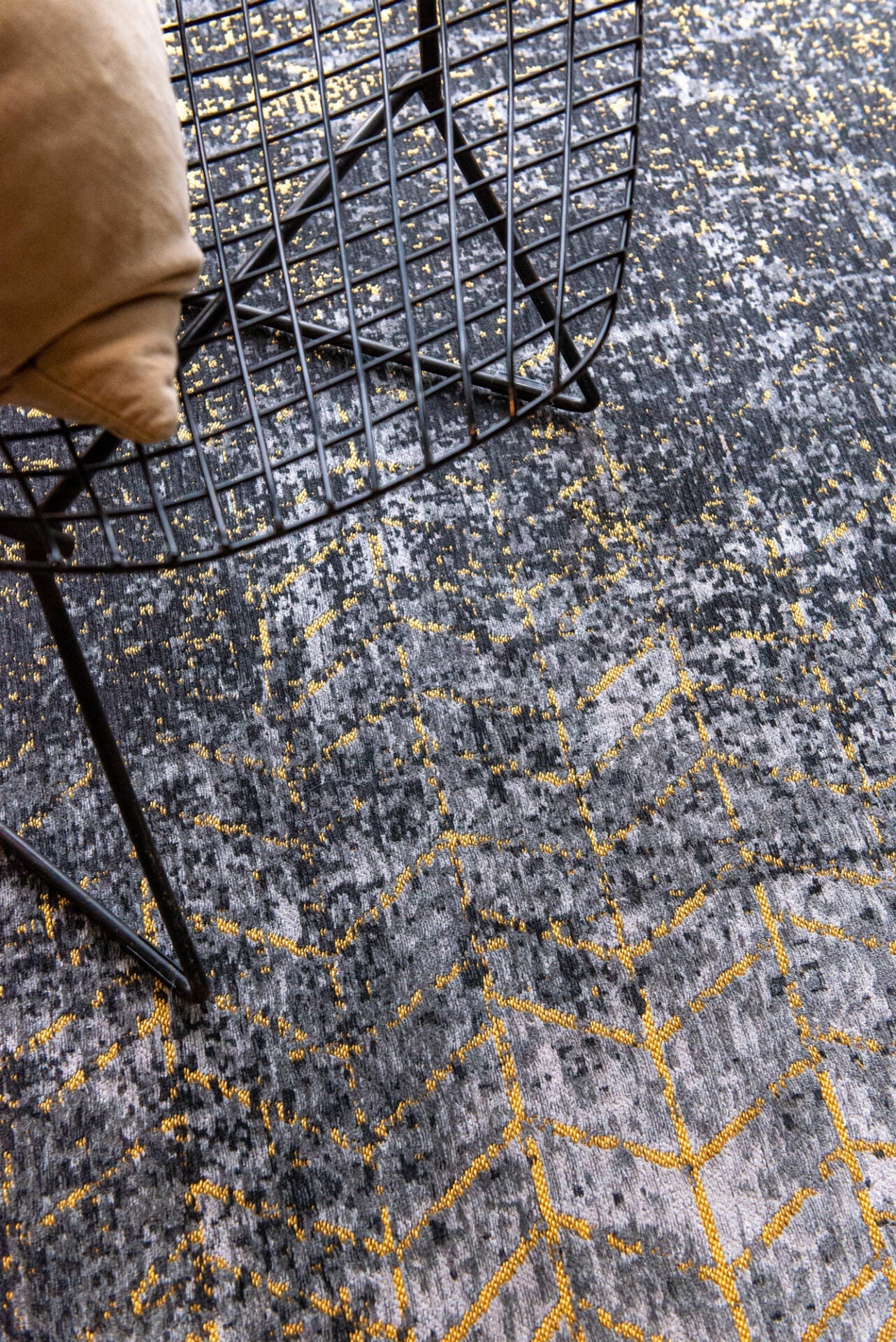 Dywan okrągły JACOBS LADDER BROADWAY GLITTER czarno-złoty – Louis de Poortere