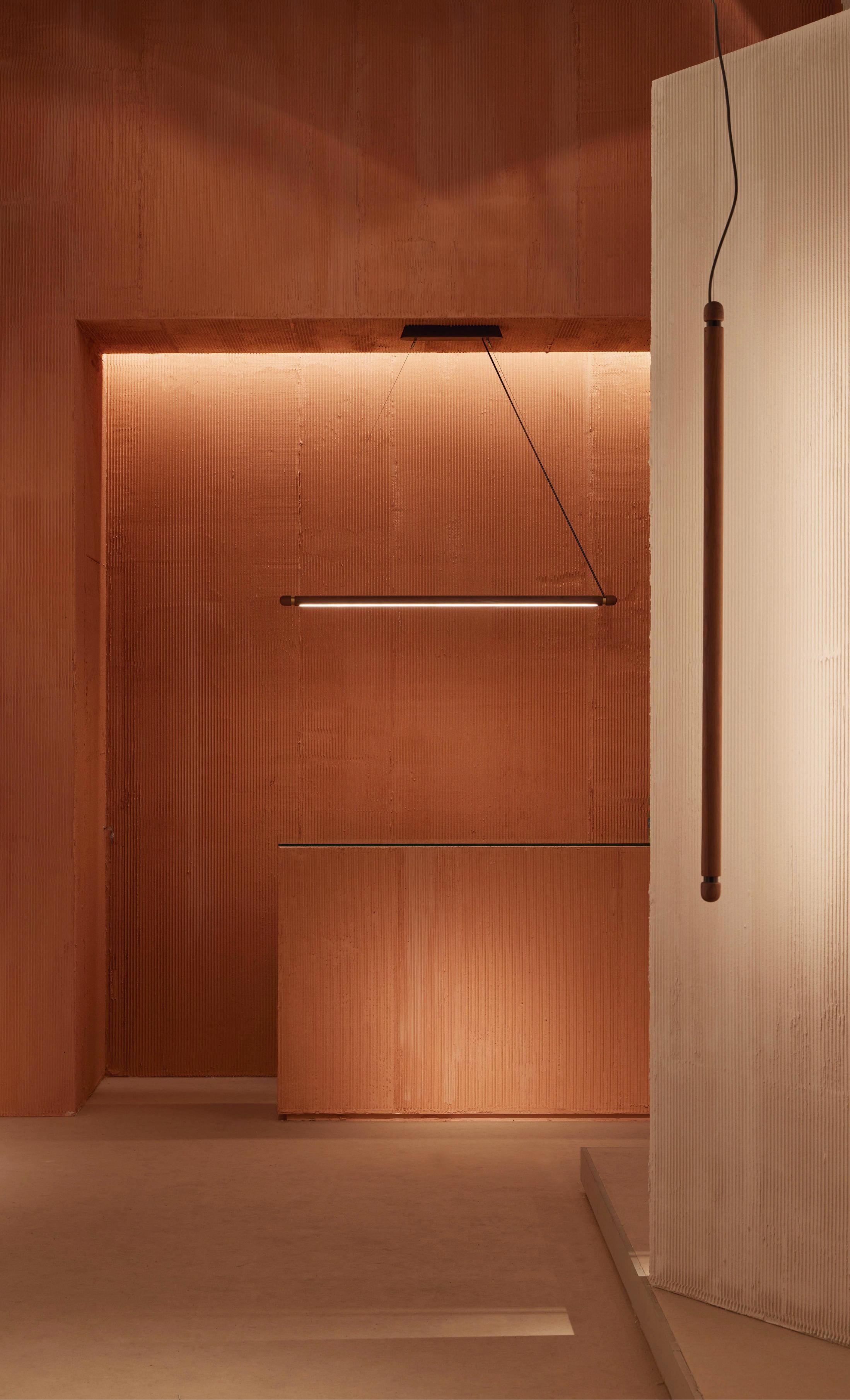 Pendelleuchte LINEA H aus schwarzem Eschenholz mit messingfarbener Oberfläche