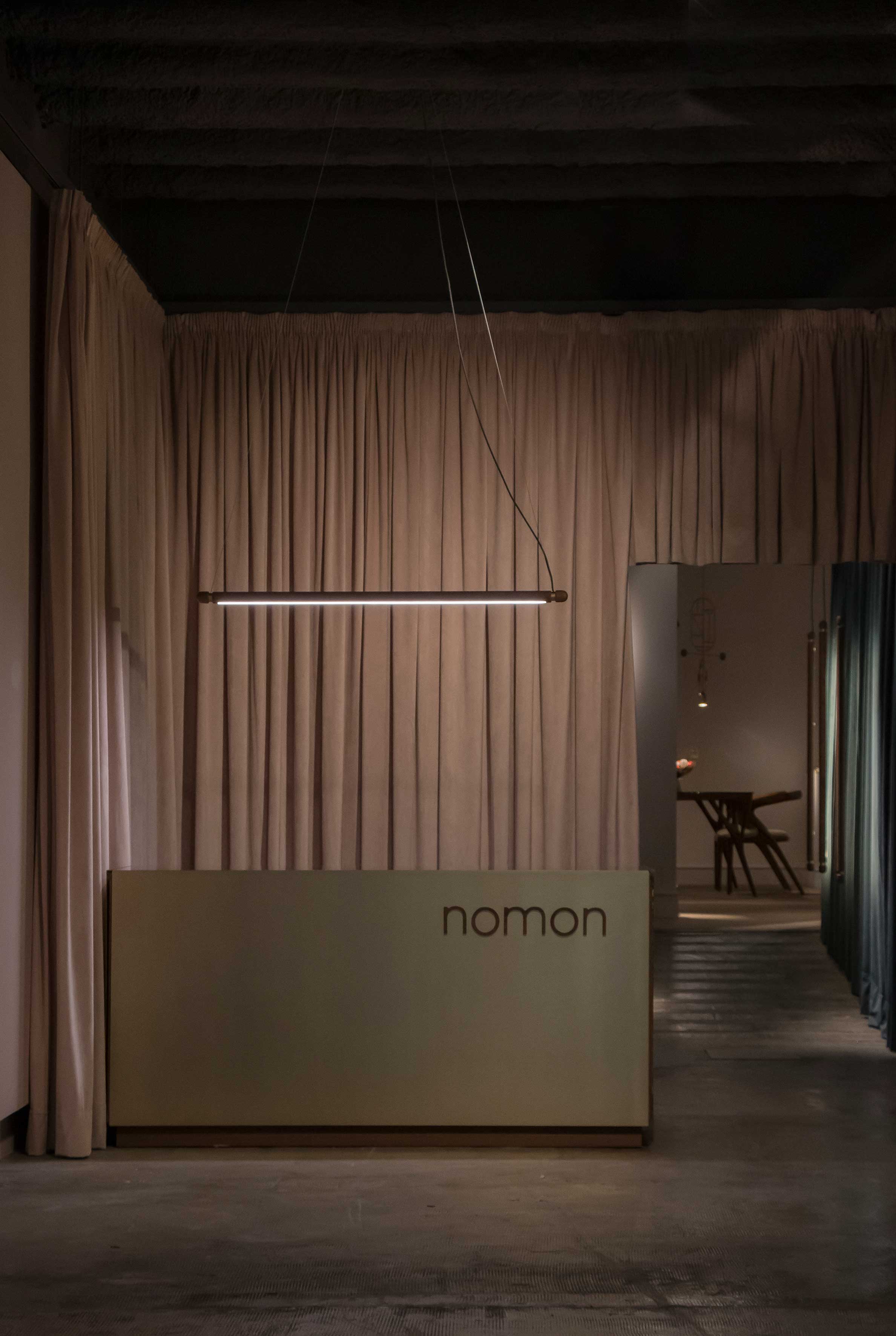 Pendelleuchte LINEA H aus Nussbaumholz mit messingfarbener Oberfläche