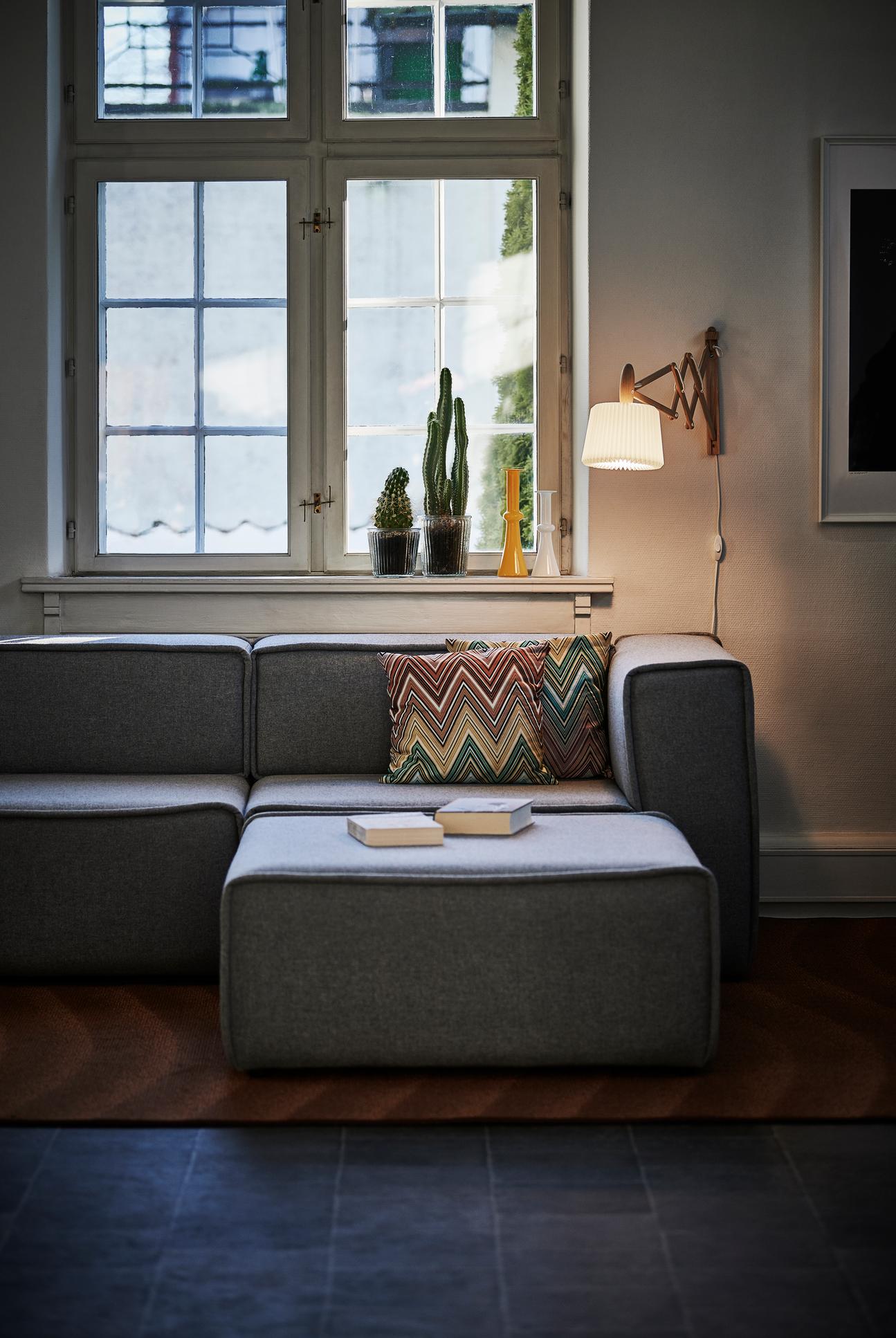 Wall lamp MODEL 223 120 SAX white with dark oak base