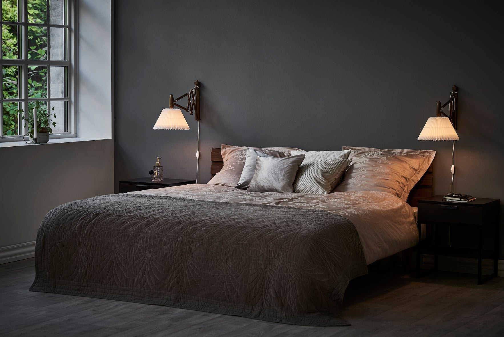 Wandleuchte MODELL 223 2/17 SAX weiß mit heller Eichenbasis