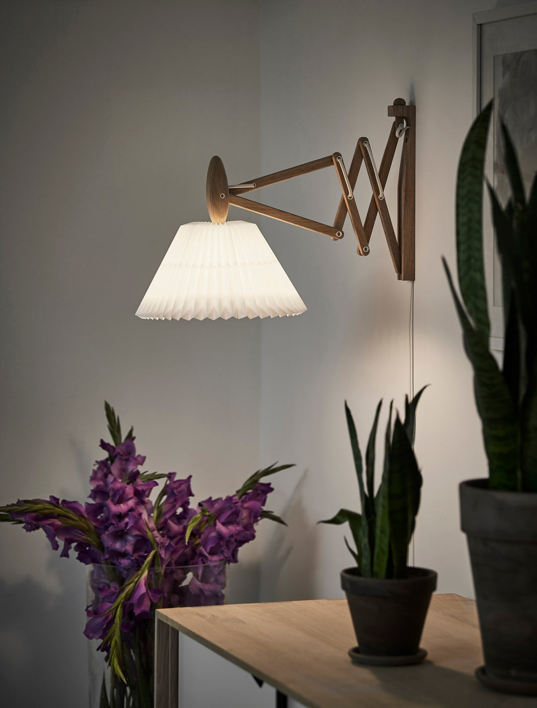 Wandleuchte MODELL 223 2/17 SAX weiß mit dunklem Eichenfuß