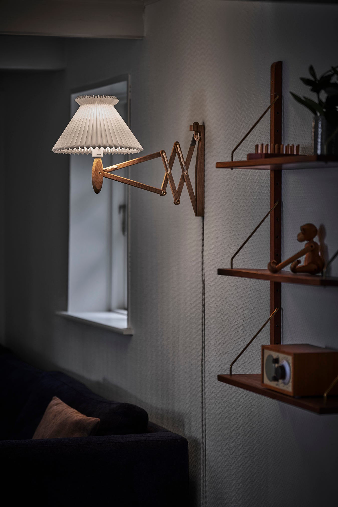 Wandleuchte MODELL 224 6/21 SAX ANNIVERSARY weiß mit Eichenbasis