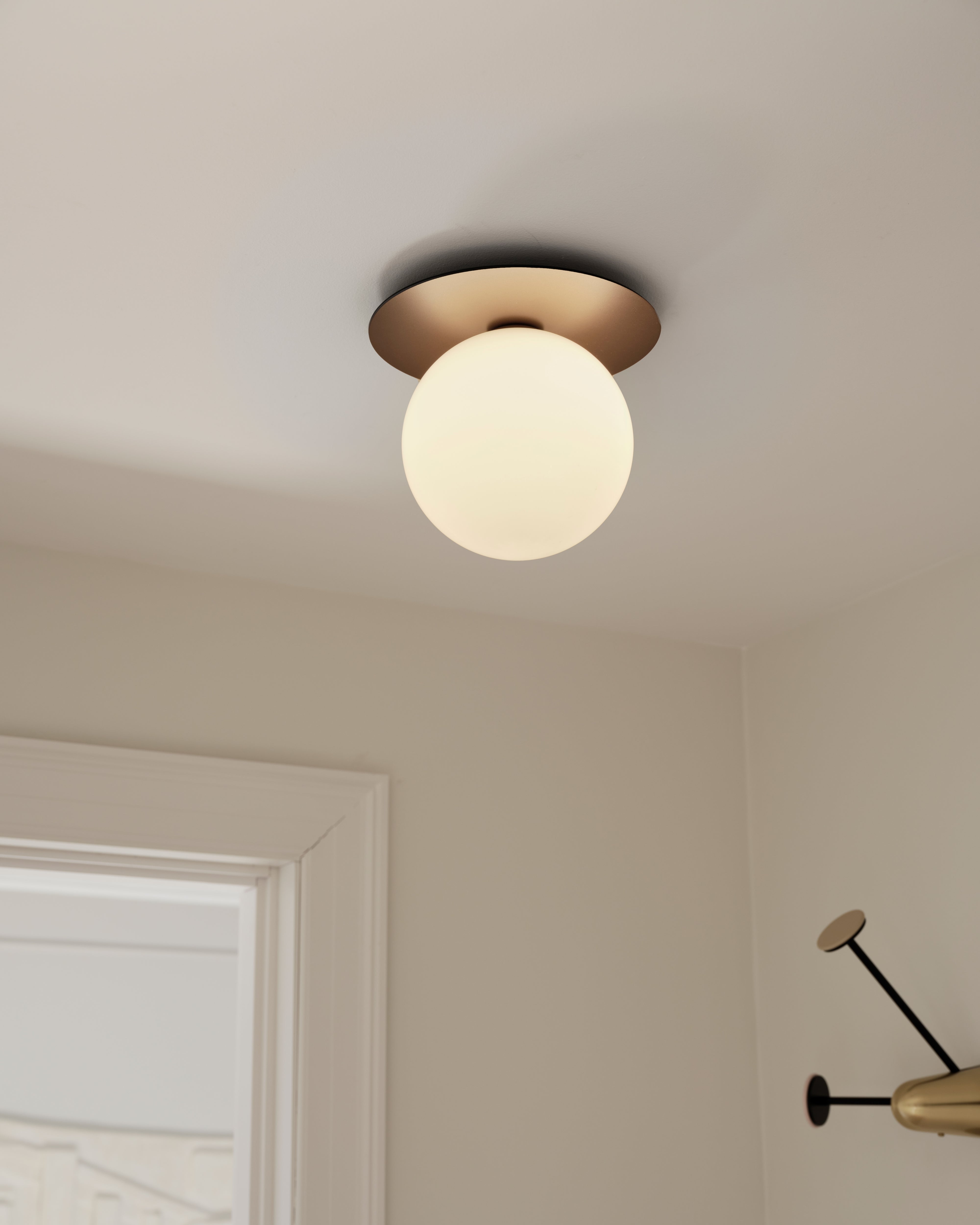Wandlampe LIILA dunkelbraun mit opalem Glas