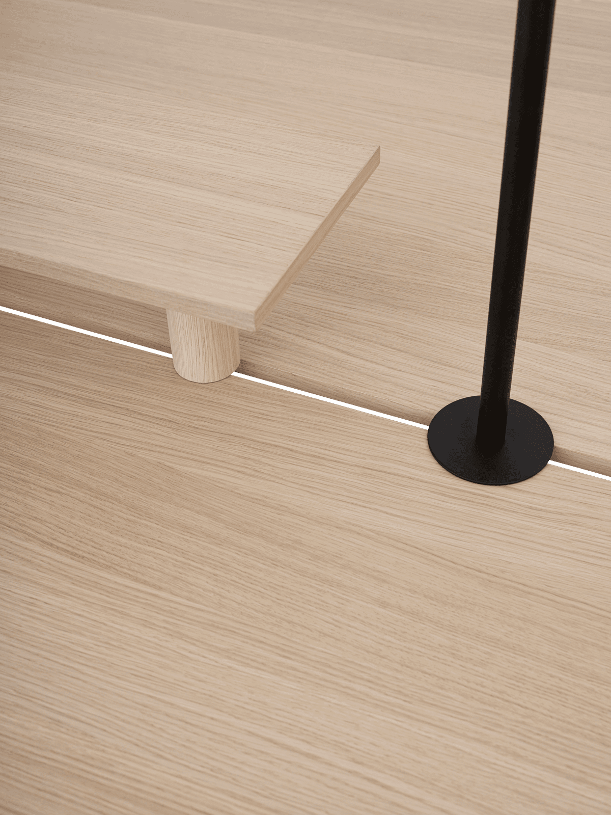 LINEAR SYSTEM HIGH Office Desk in Oak Veneer