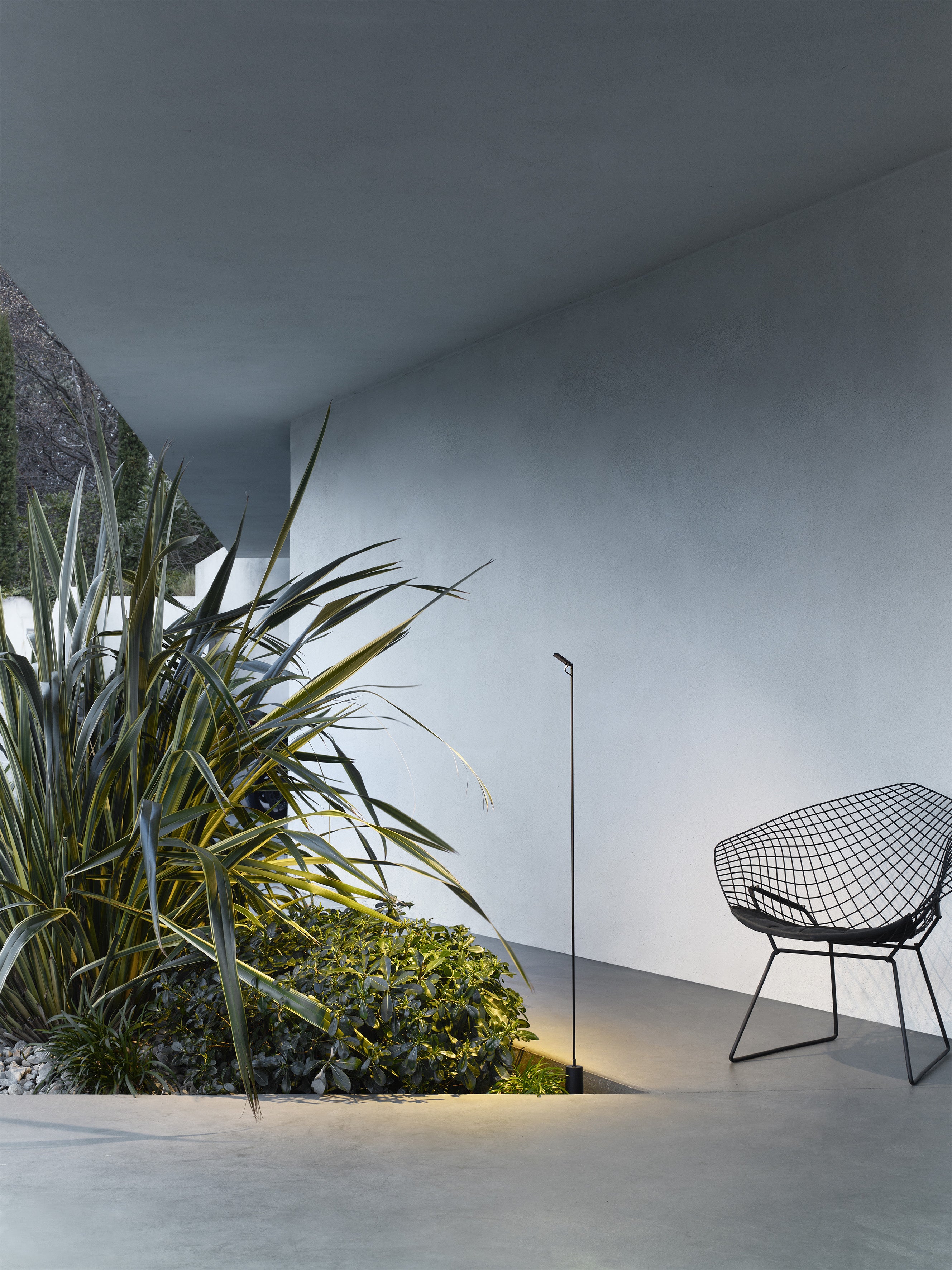 Single outdoor floor lamp FLIA black