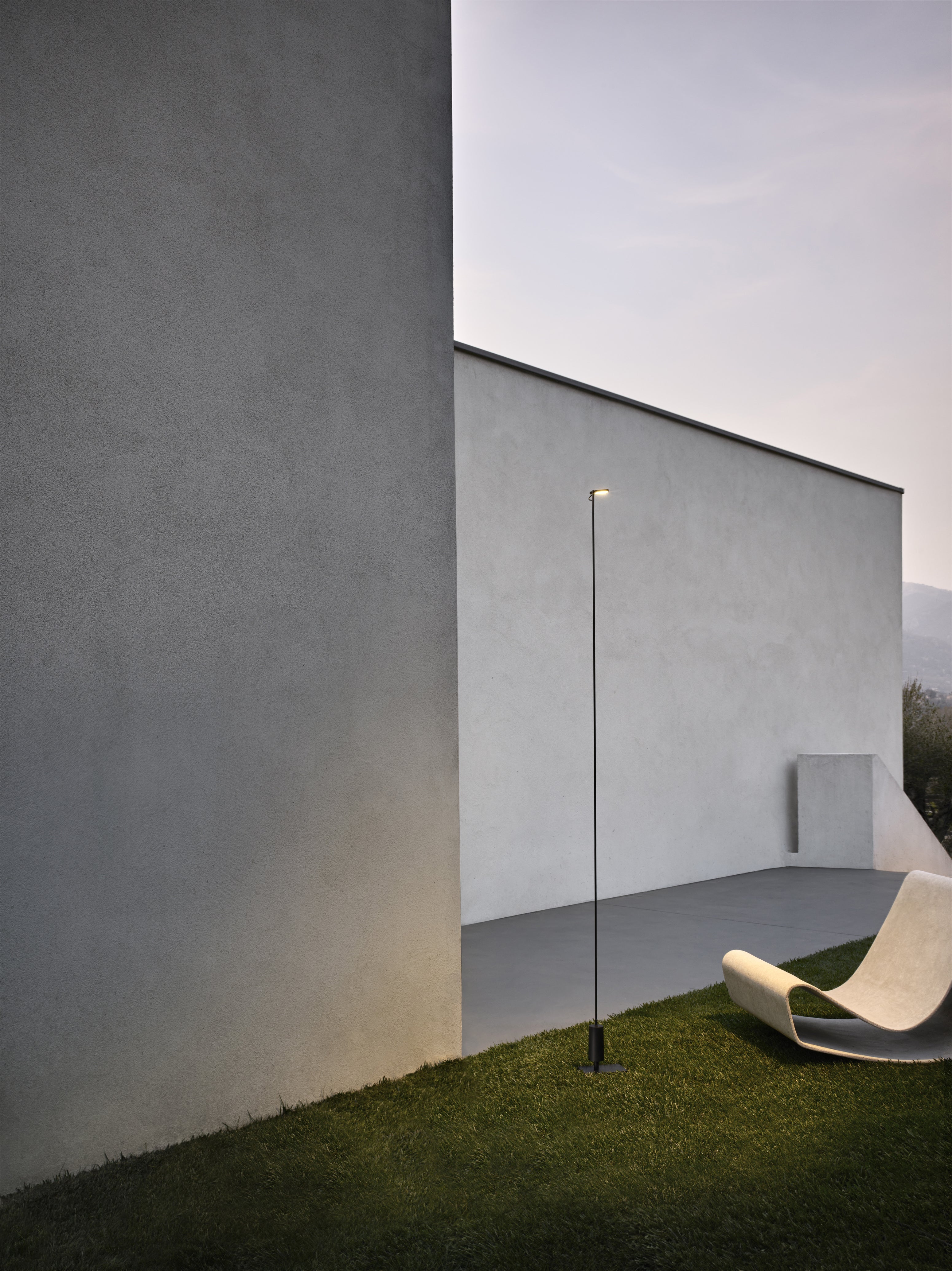 Single outdoor floor lamp FLIA black