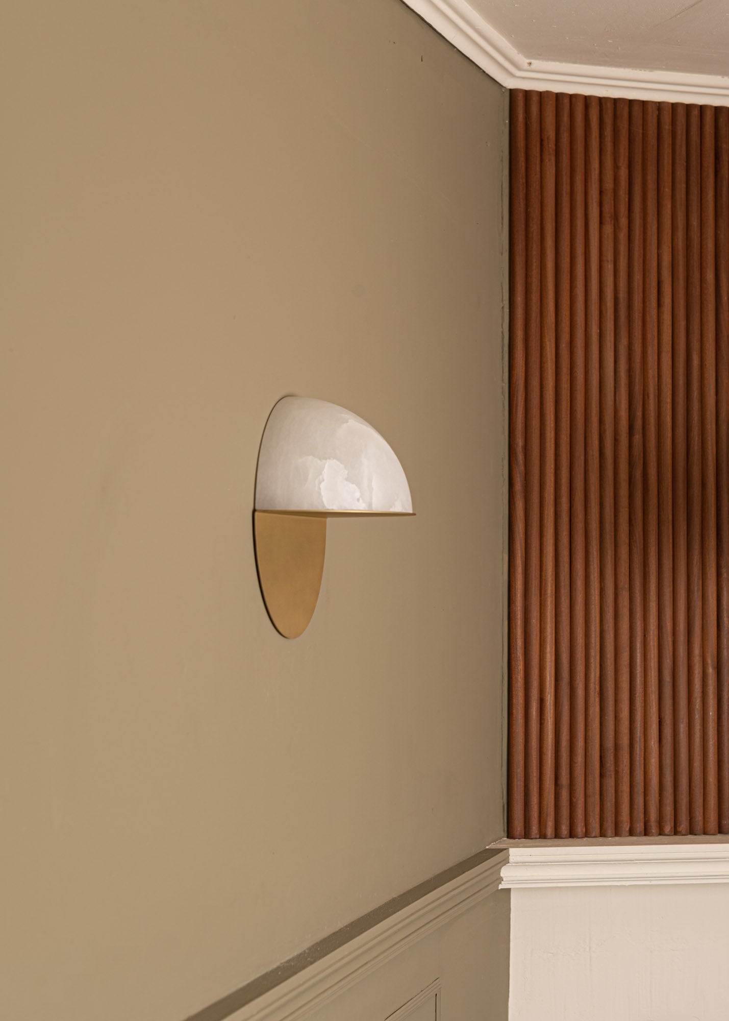 LUNO alabaster wall lamp in white with brass