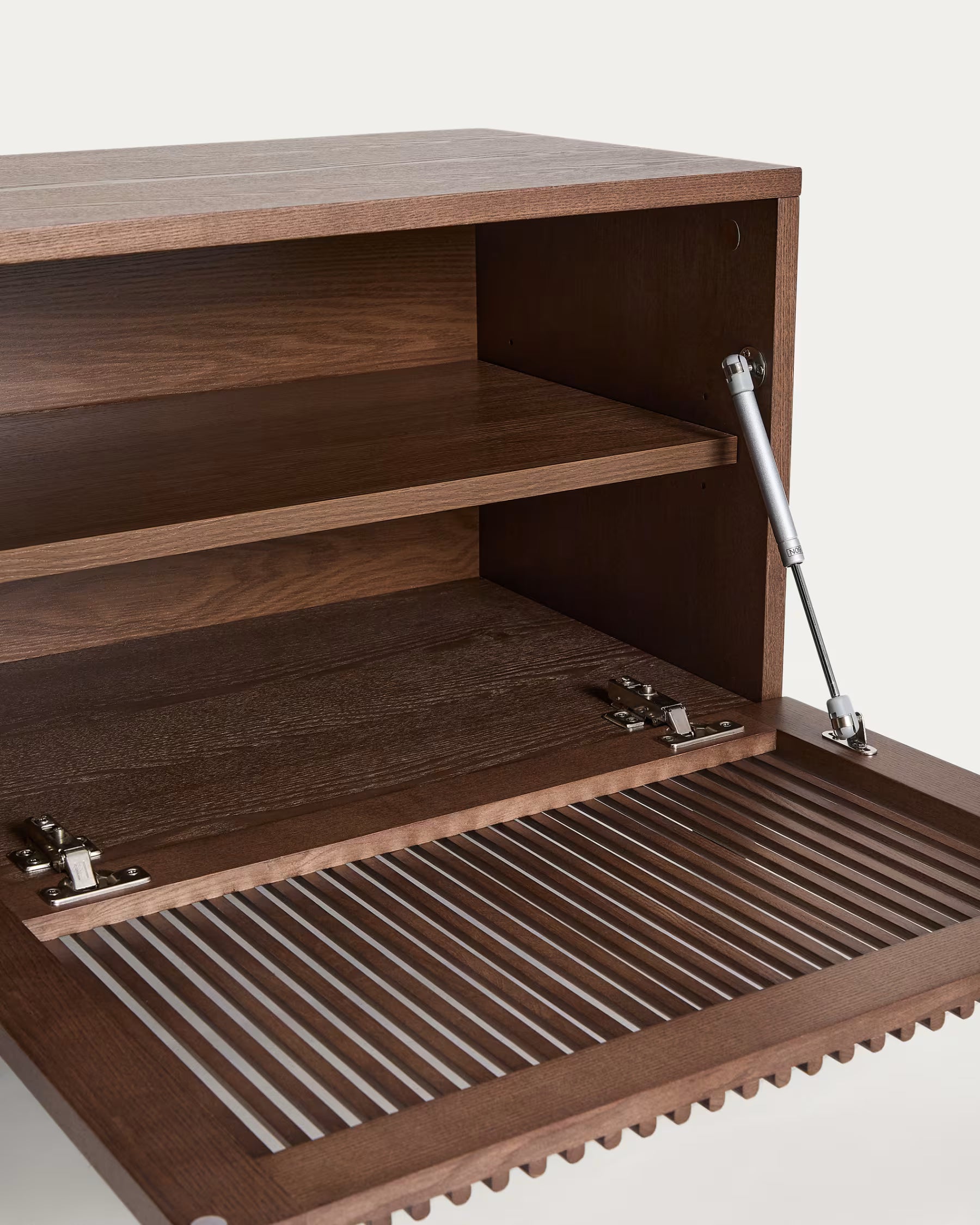 RTV-Sideboard BEYLA aus dunkelbraunem Eschenholz