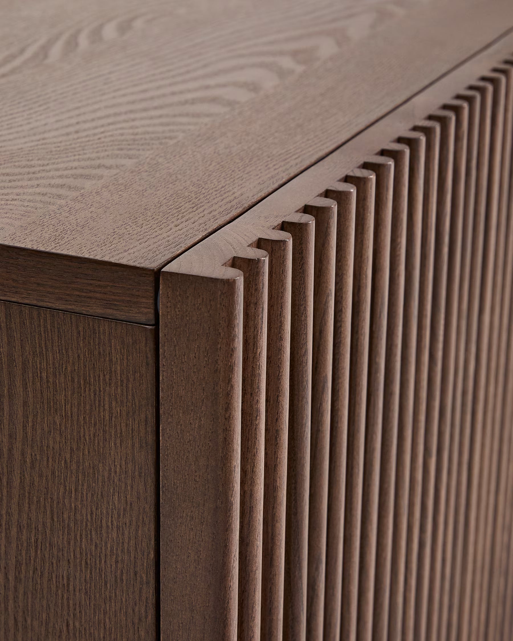 RTV-Sideboard BEYLA aus dunkelbraunem Eschenholz