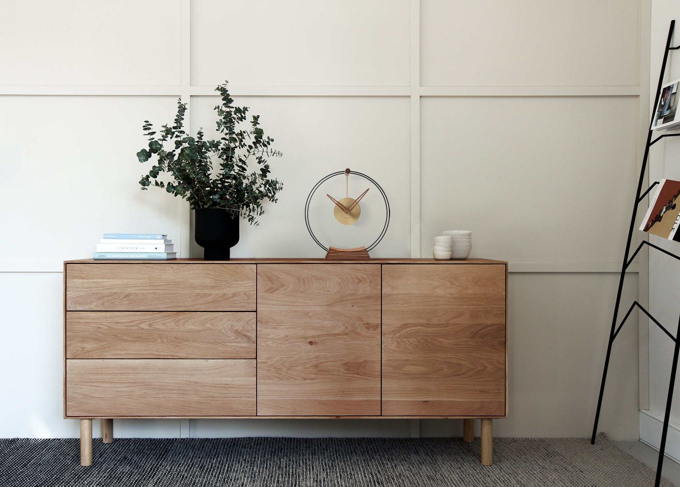 AIRE MINI tabletop clock in walnut wood with brass finish