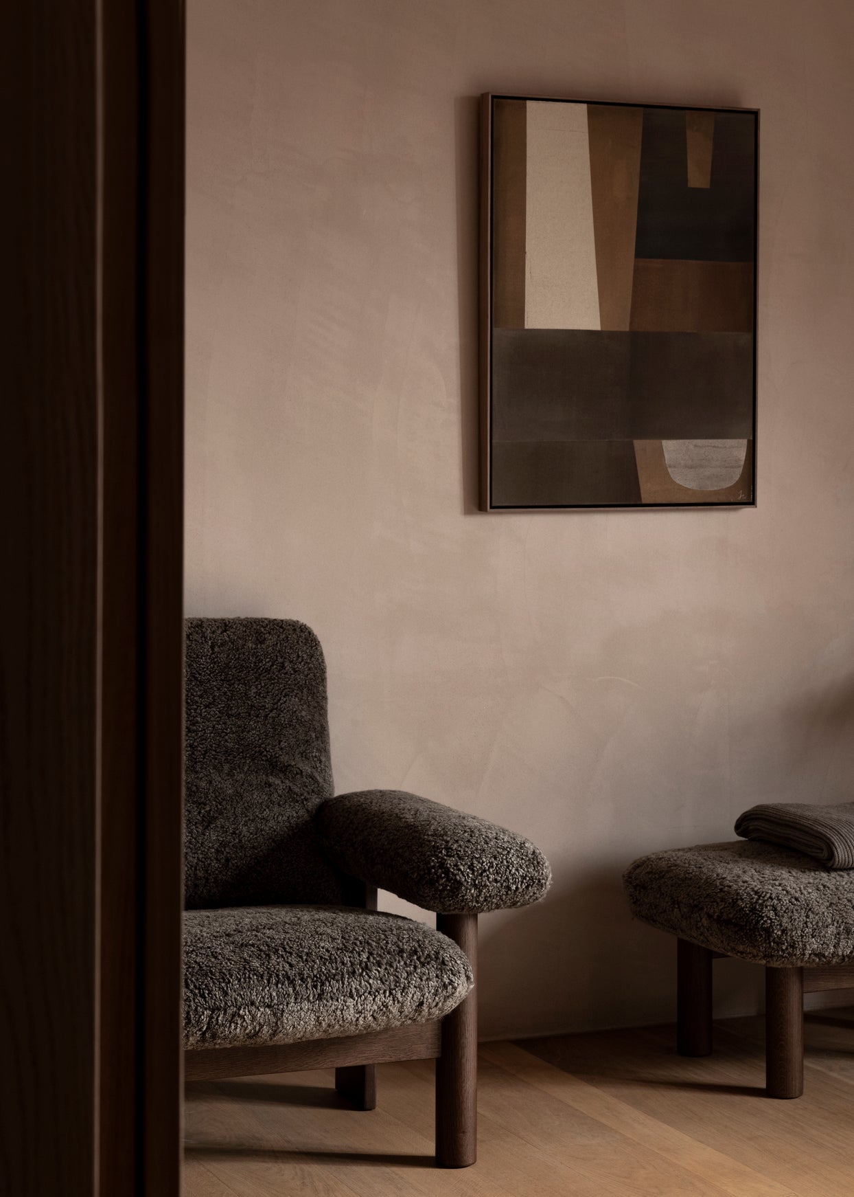 BRASILIA Footrest sheepskin with dark oak base