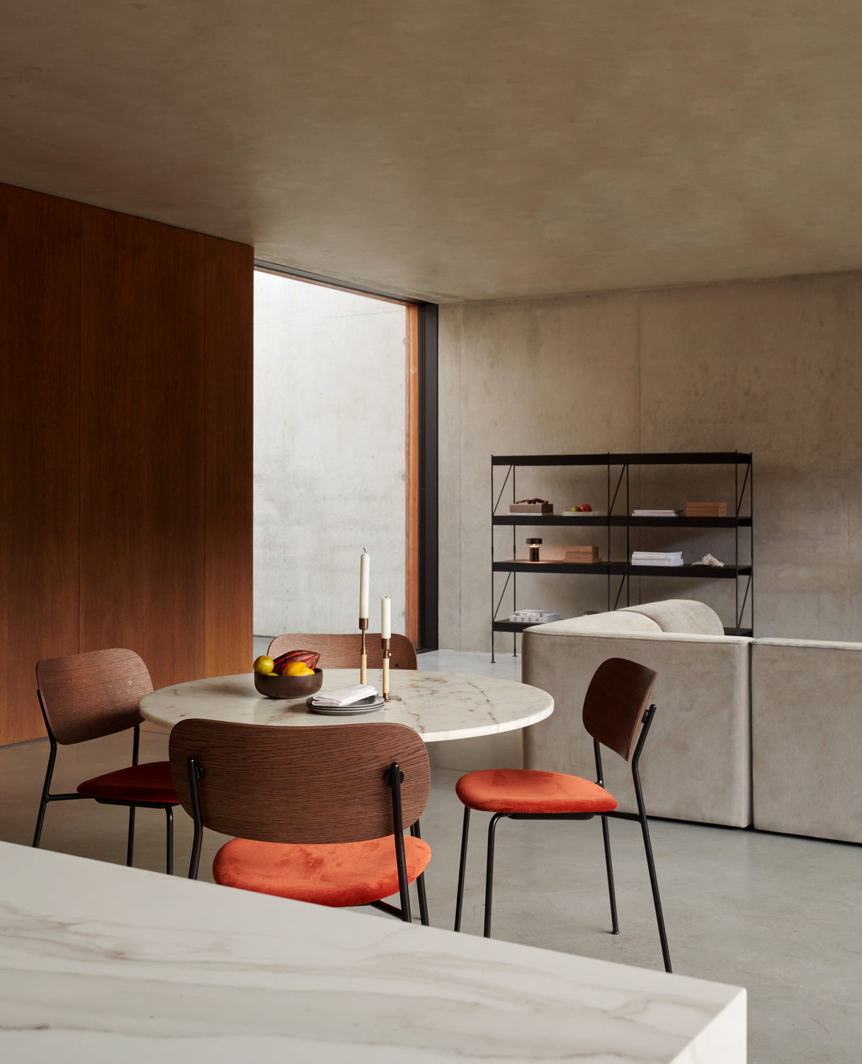 Stuhl CO mit Eichenfurnier und schwarzem Gestell