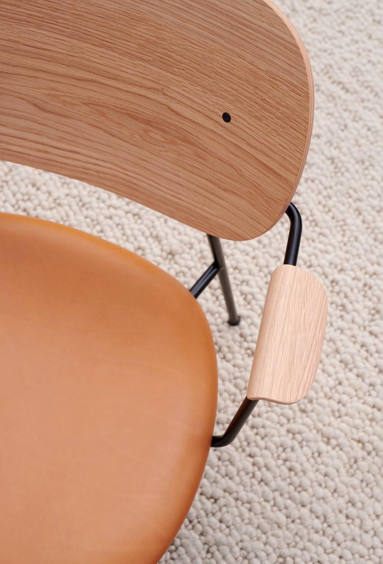 Sessel CO in hellbeige mit Rückenlehne aus Eiche