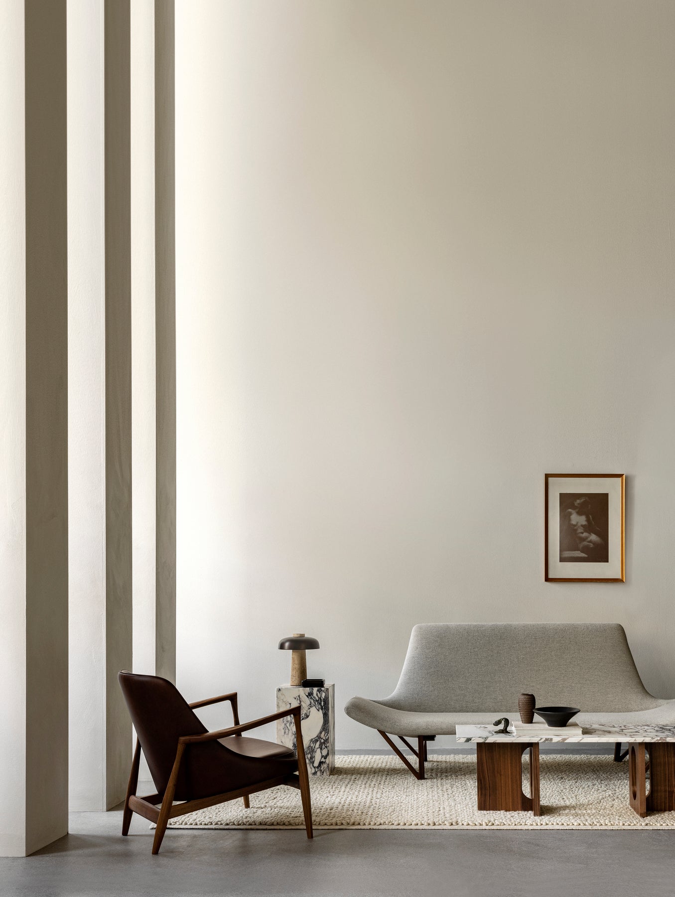 Sofa PAGODE creme mit Nussbaumfuß