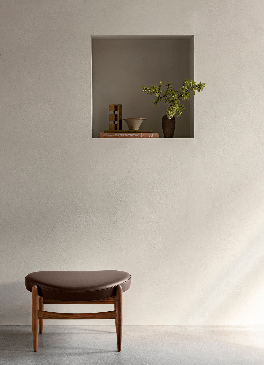 Fußhocker ELIZABETH cognacfarbene Leder mit Eichenbasis