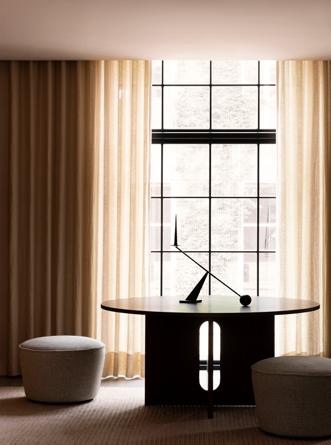 Runder Tisch ANDROGYNE grauer Marmor mit dunklem Eichenfuß