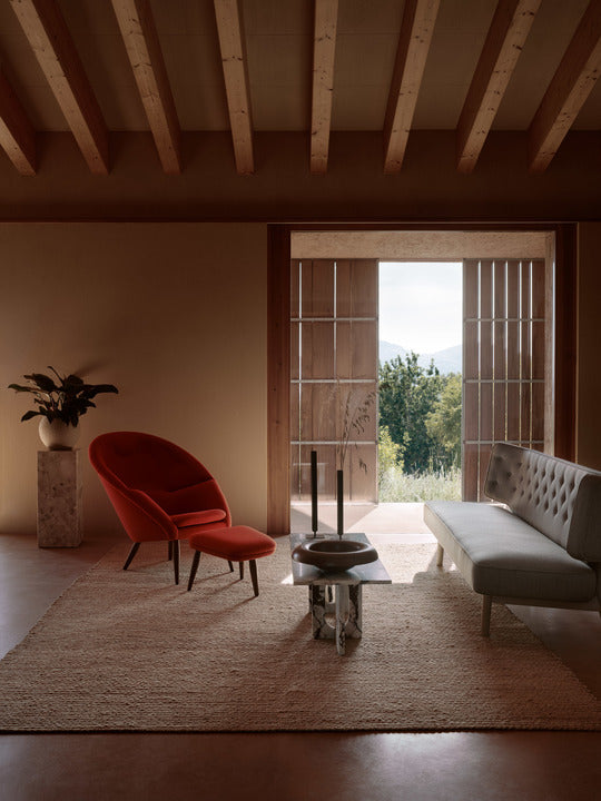 Fußhocker ODA rot mit Nussbaumfuß