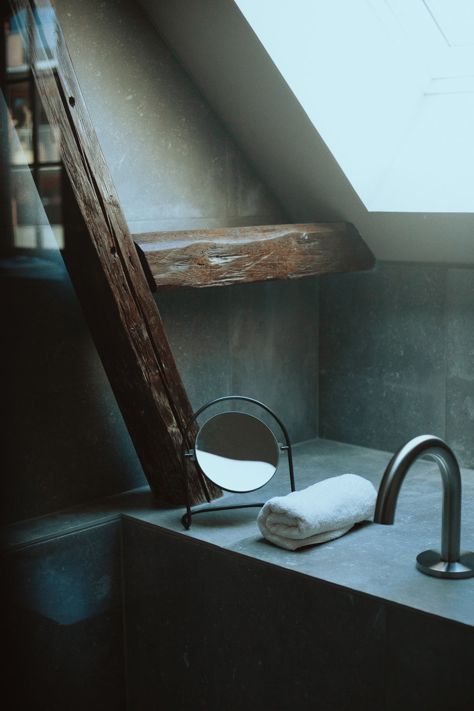 NIMBUS Table Mirror in Burnished Brass