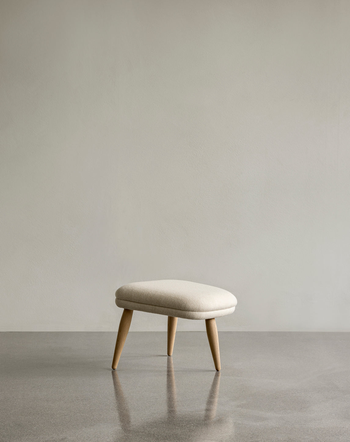 Fußhocker ODA rot mit Nussbaumfuß