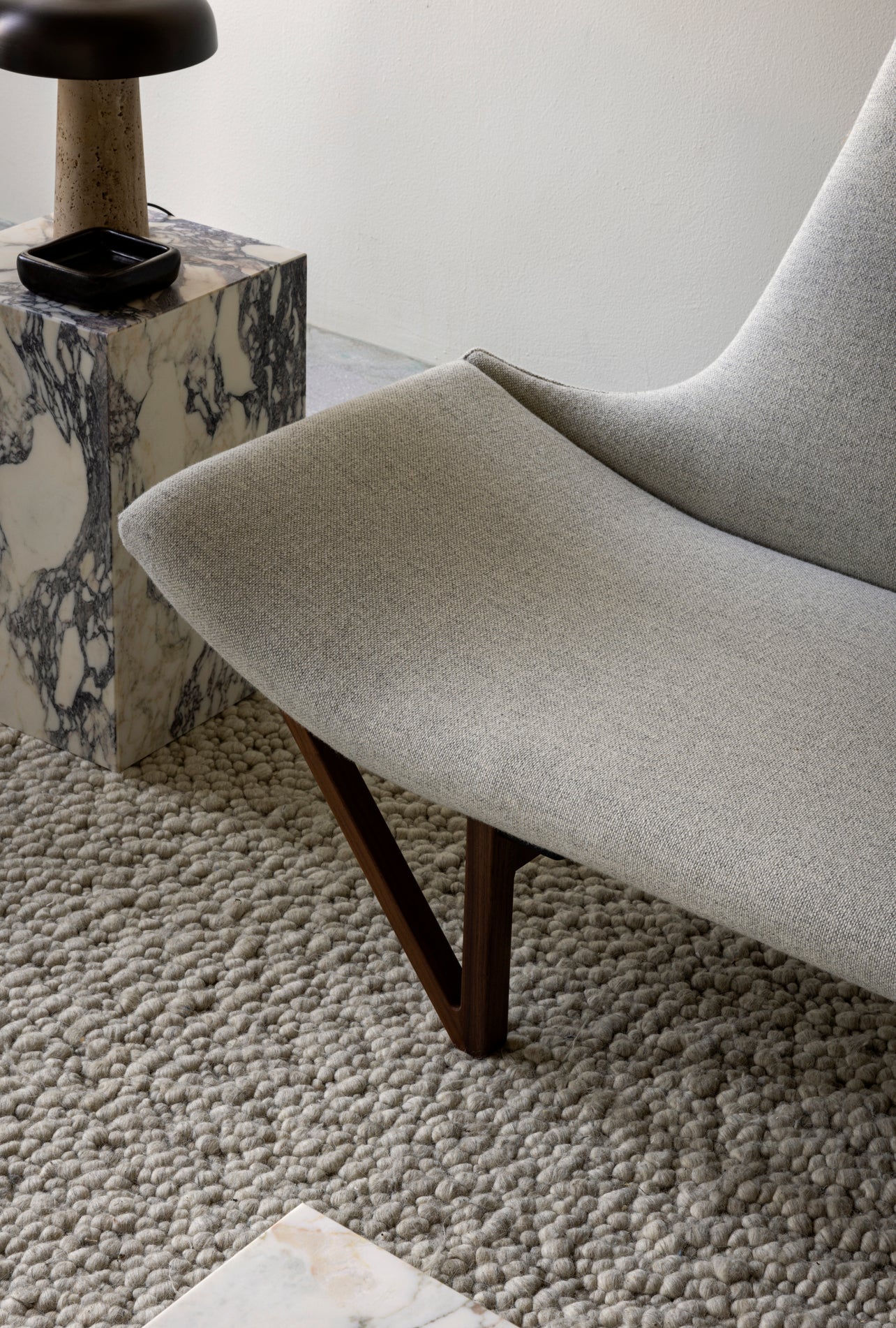 Sofa PAGODE creme mit Nussbaumfuß