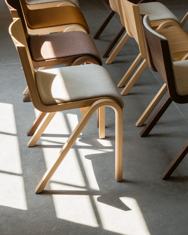 Stuhl READY creme mit dunkler Eichenbasis