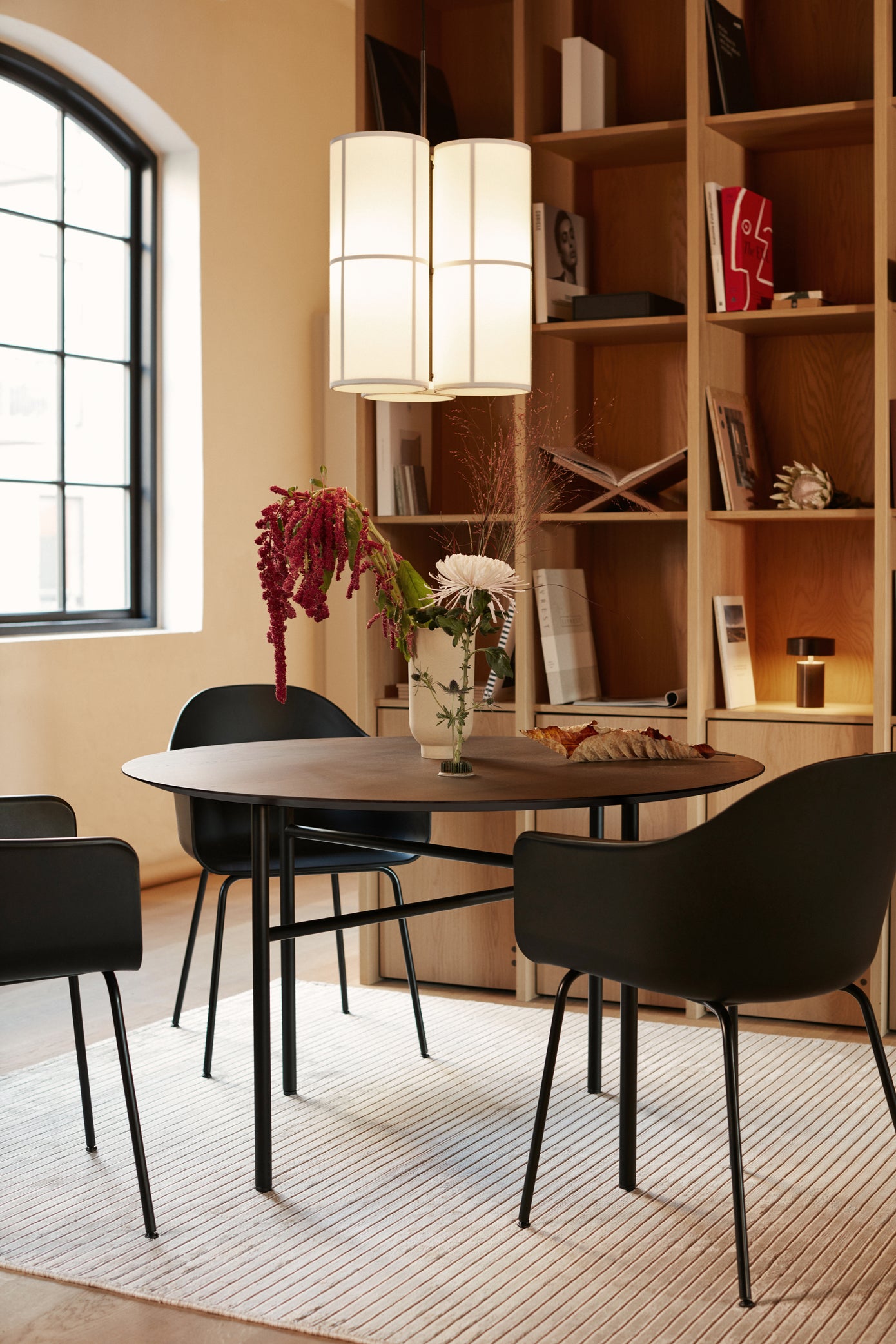 Runder Tisch SNAREGADE dunkles Eichenfurnier