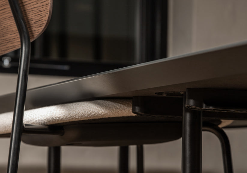 Stuhl CO mit Eichenfurnier und schwarzem Gestell