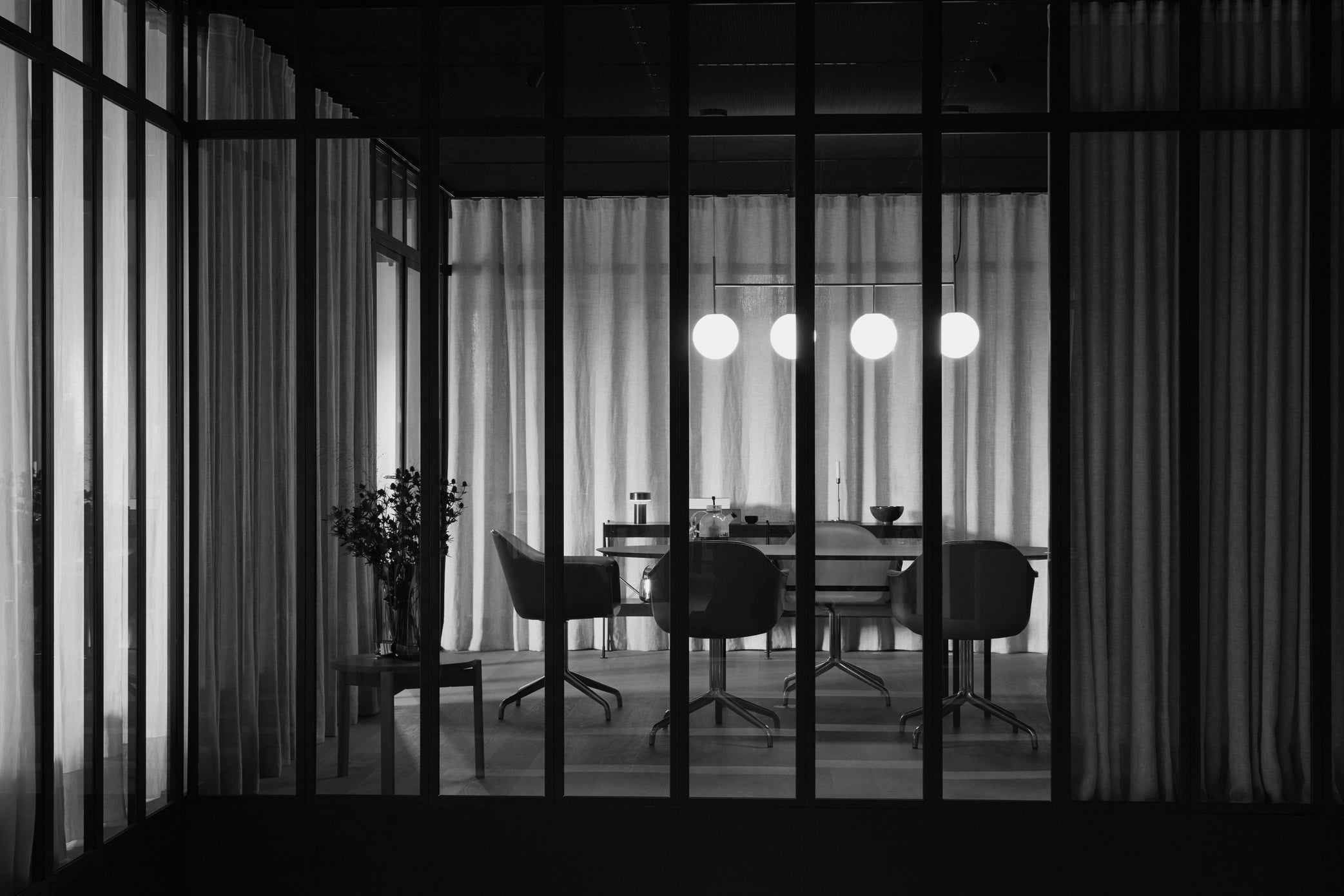 Tisch SNAREGADE schwarz Eichenfurnier