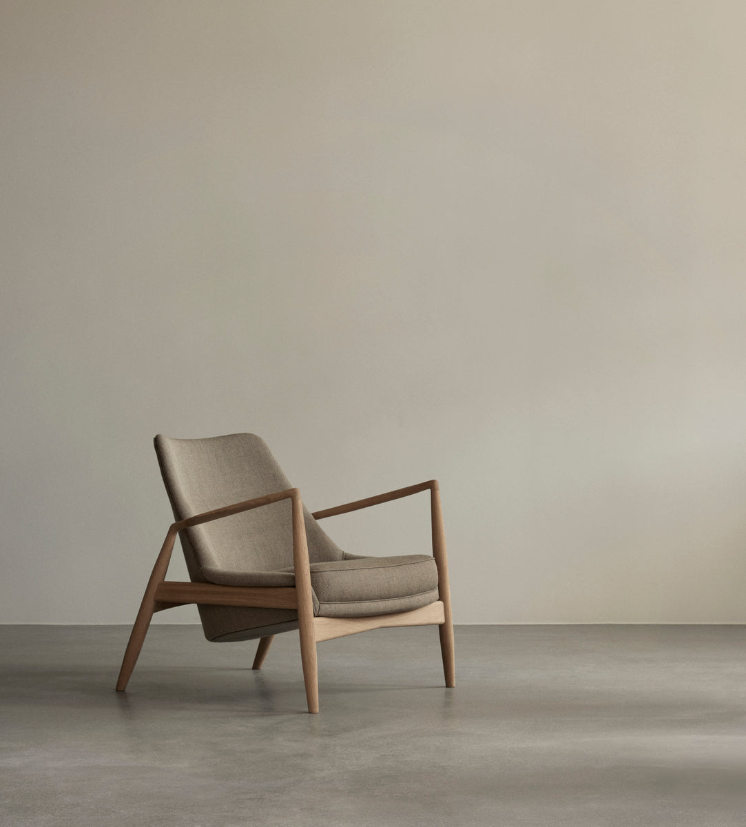THE SEAL armchair gray with walnut base