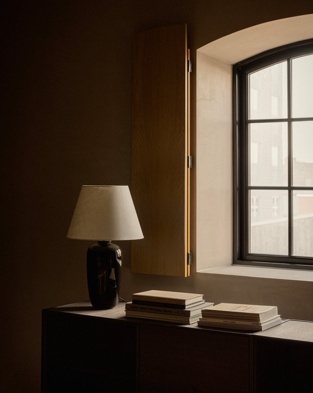 TORSO table lamp black ceramic with white shade