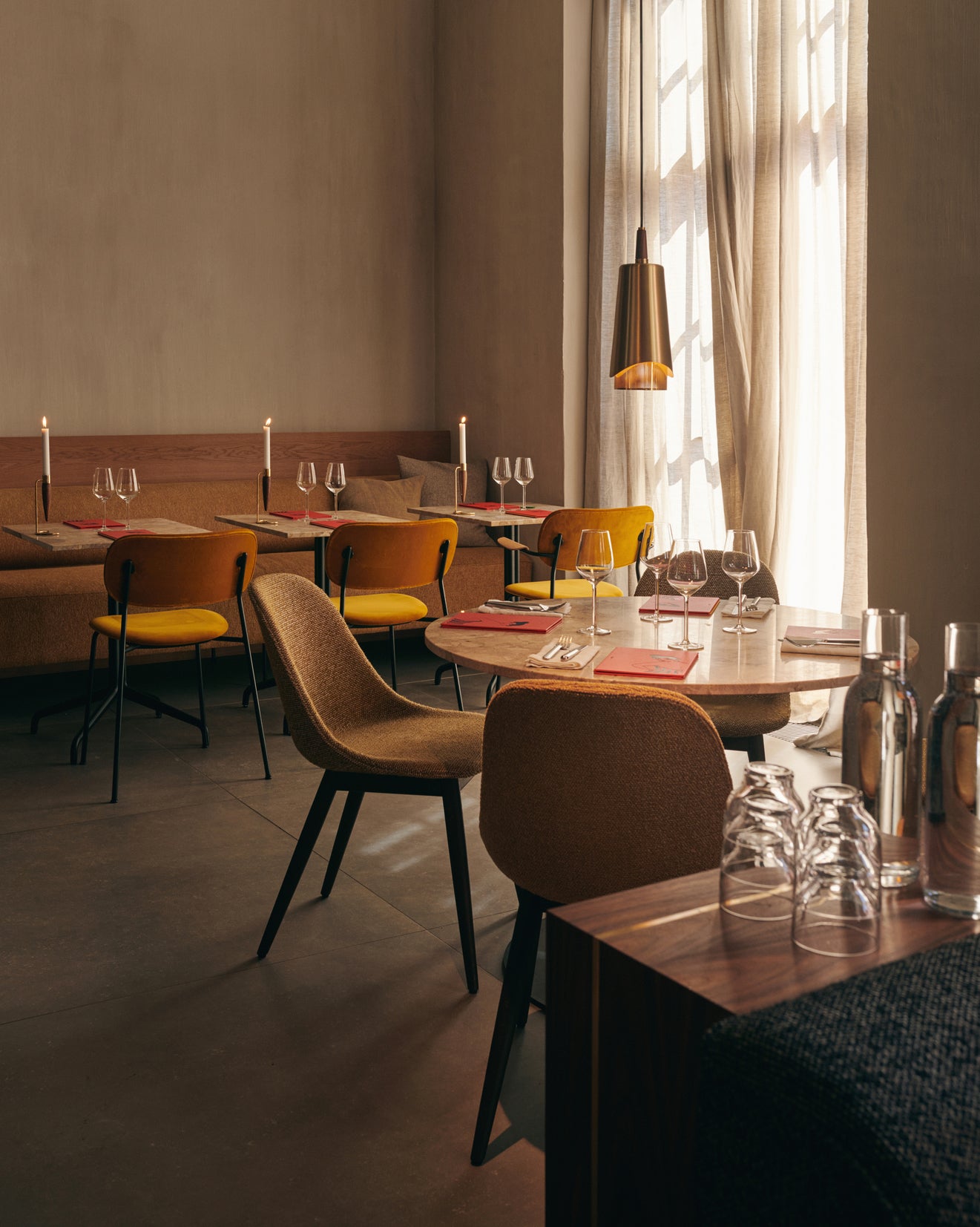 Stuhl HARBOUR cognacfarbenes Leder mit Eichenbasis