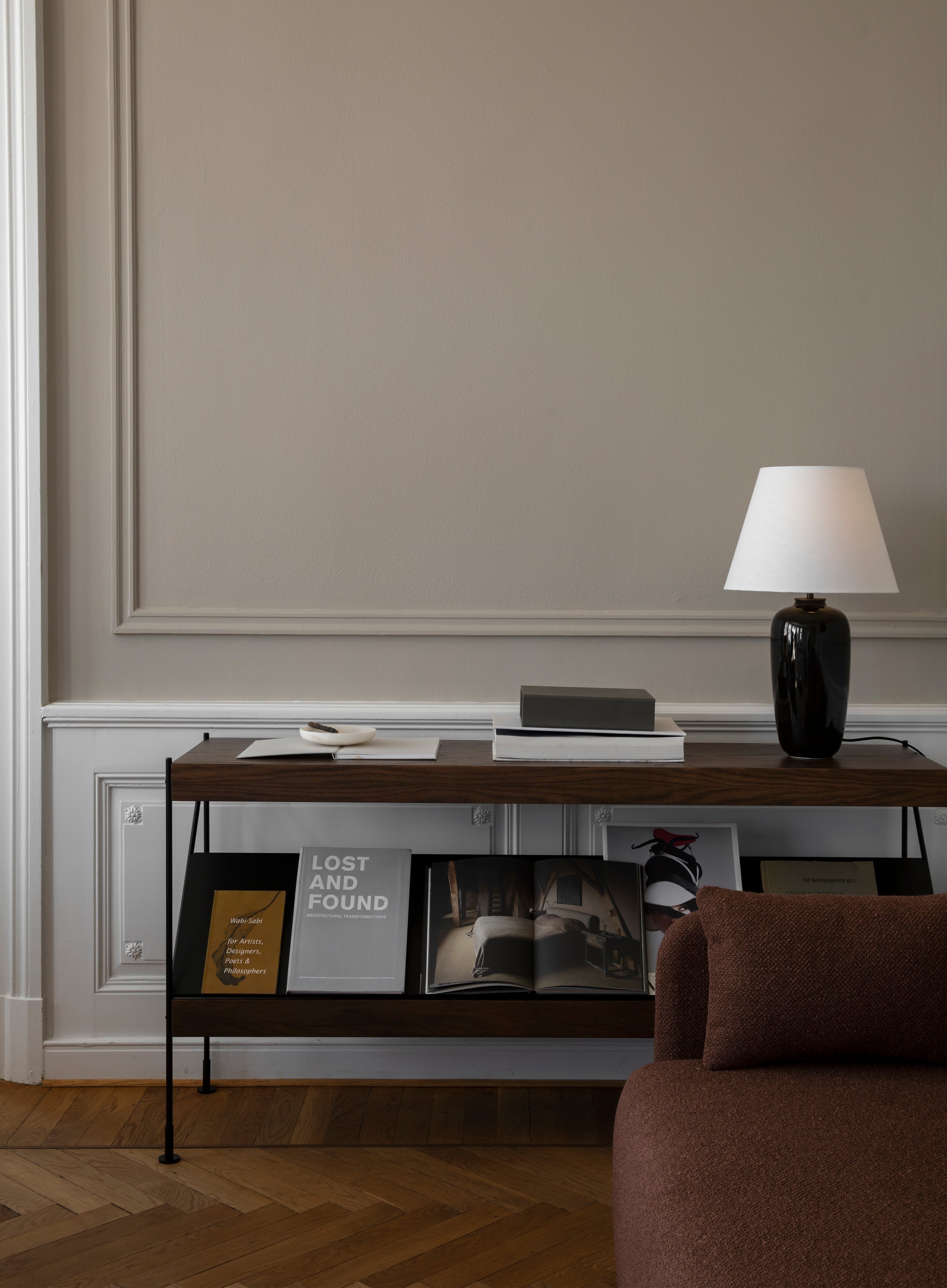 ZET Bücherregal aus dunklem Eichenholz mit schwarzem Rahmen