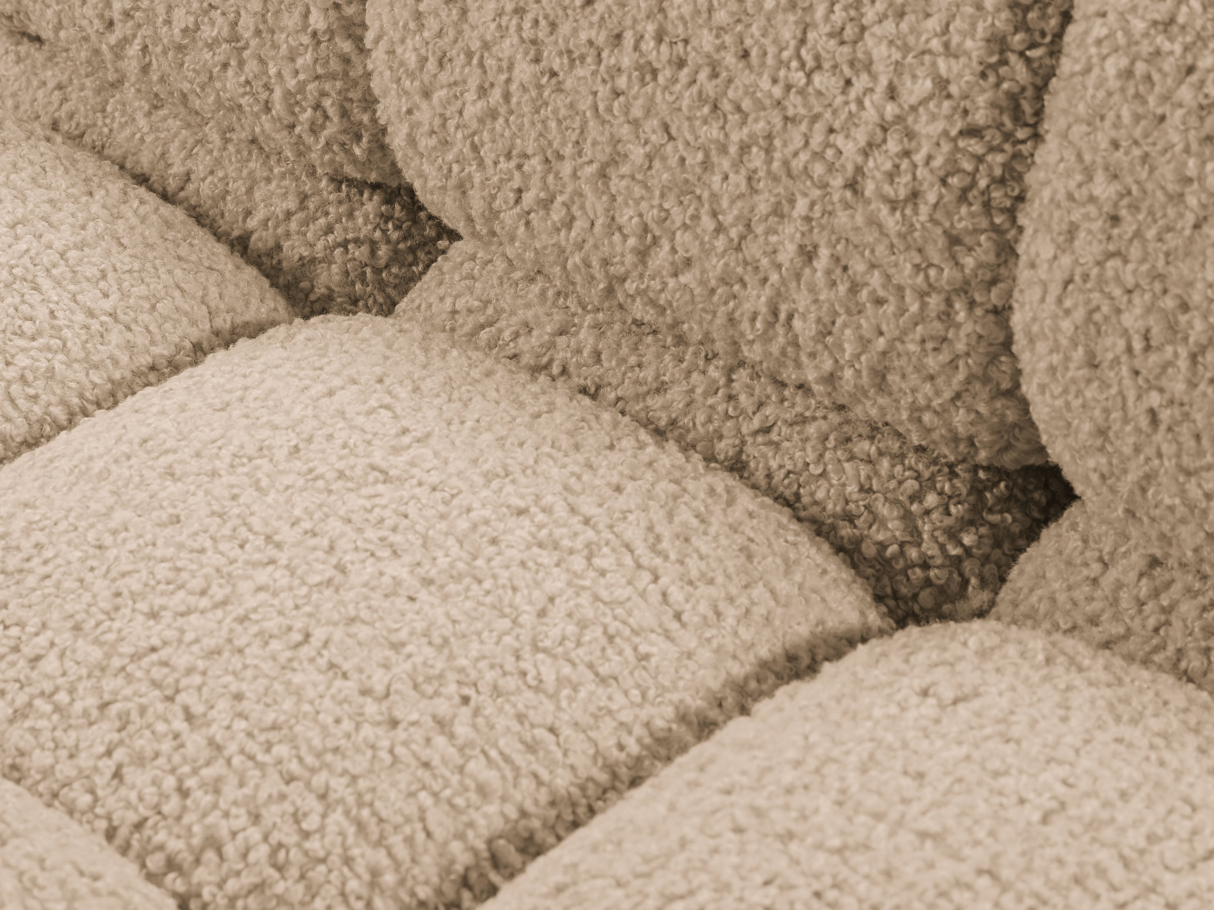 Rechtsseitiger Sessel BELLIS in sandfarbener Boucle.
