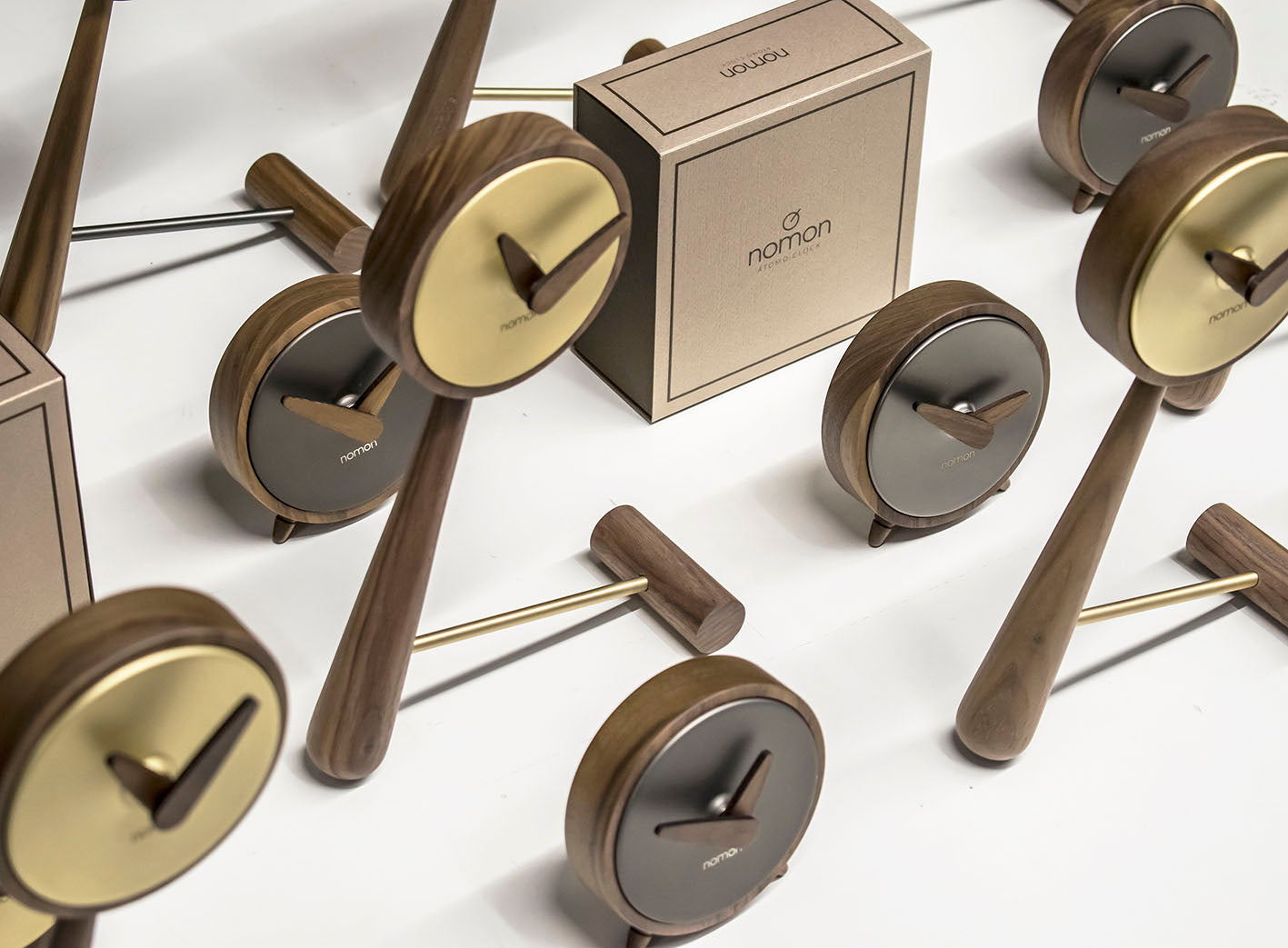 Tischuhr MINI PUNTERO aus Nussbaumholz mit graphitfarbener Oberfläche