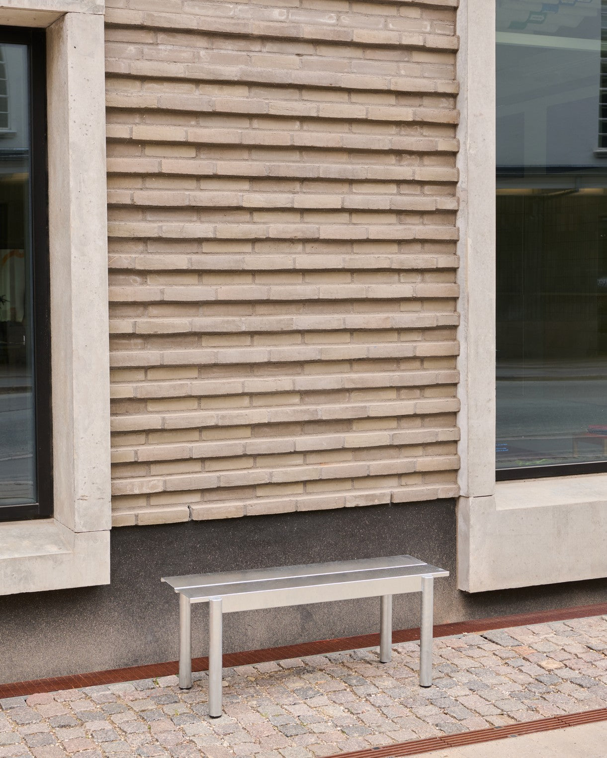 Bänke für den Außenbereich LINEAR verzinkter Stahl