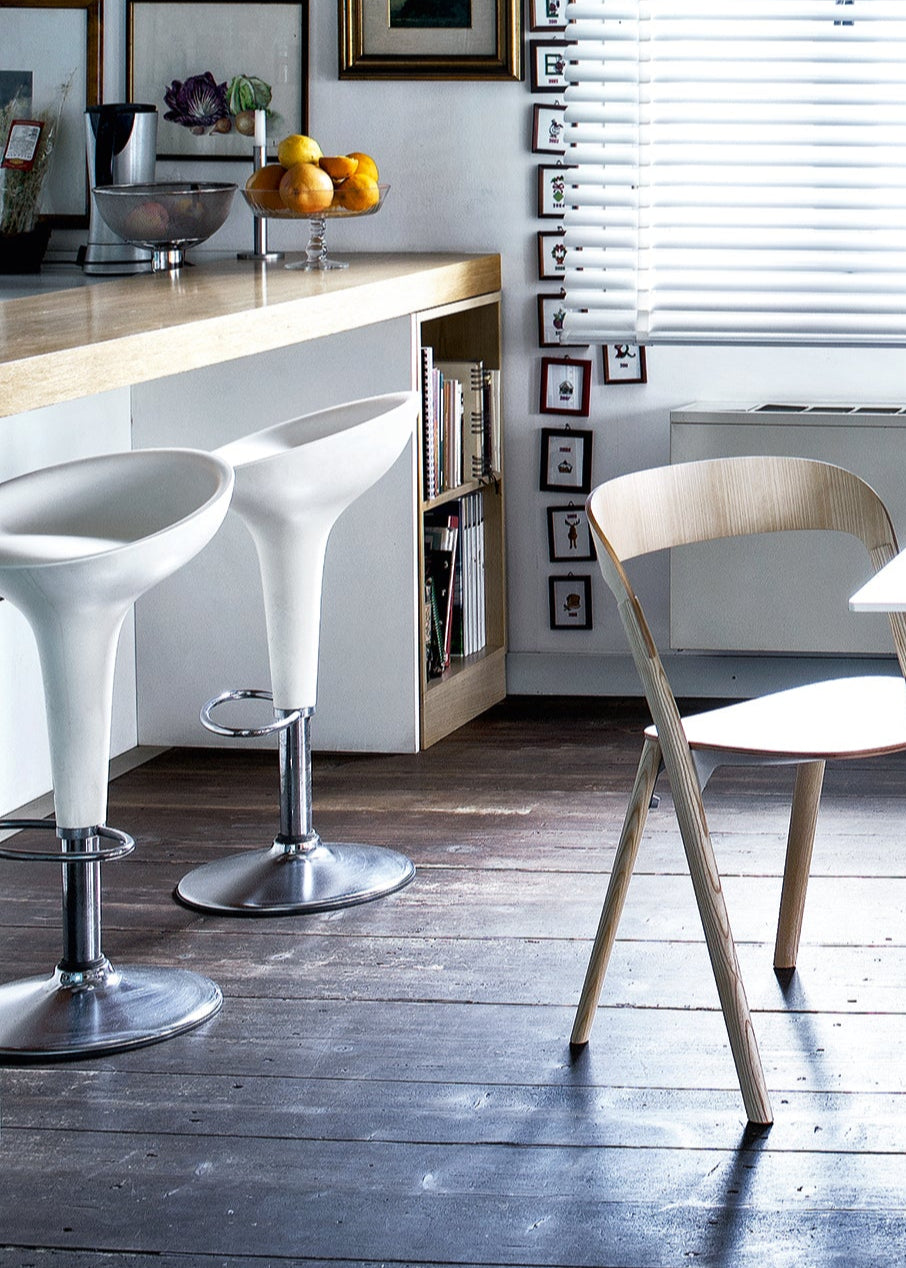 BOMBO schwarzer Barhocker mit verstellbarem Chromfuß