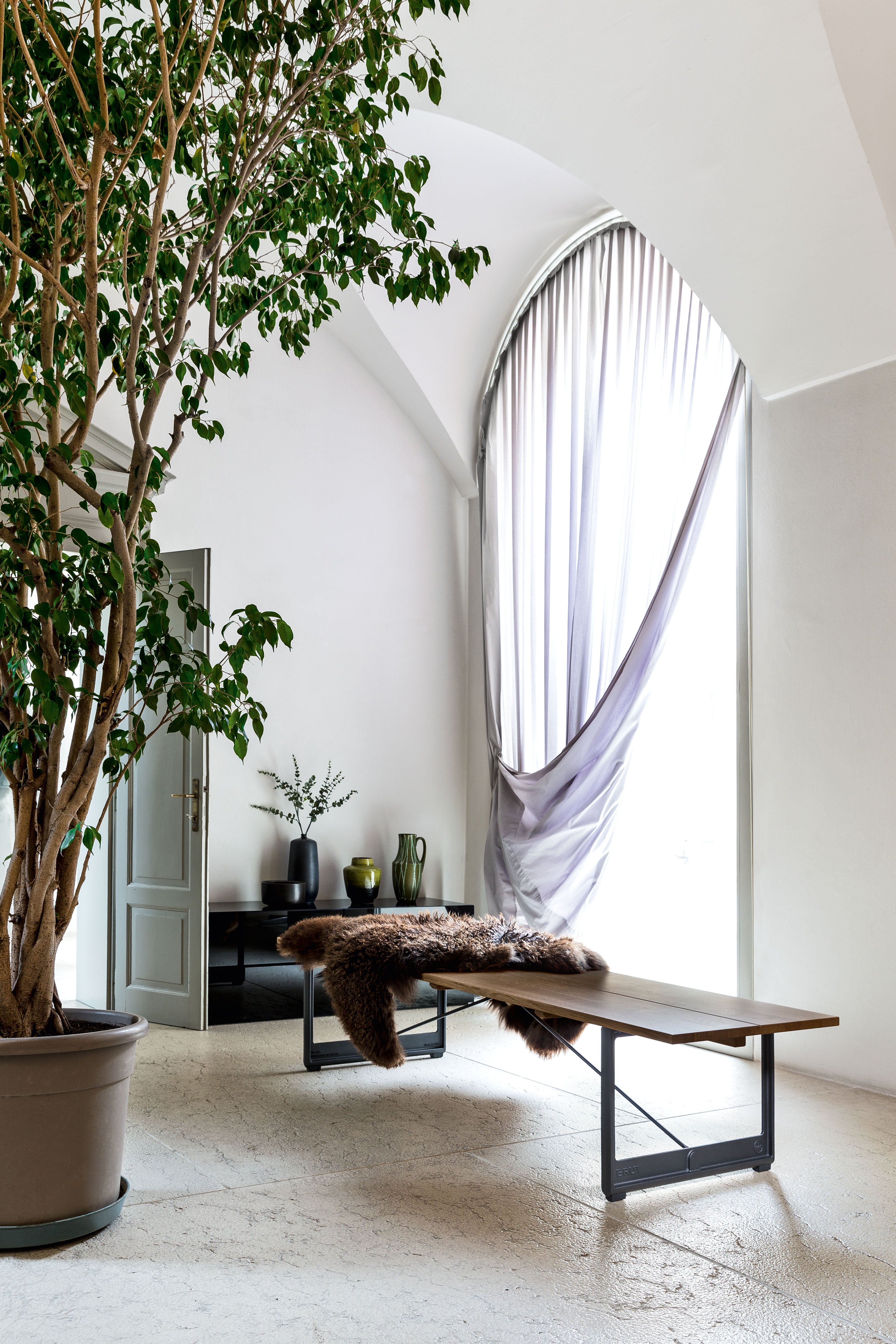 BRUT Bank aus Eichenholz mit rotem Fuß