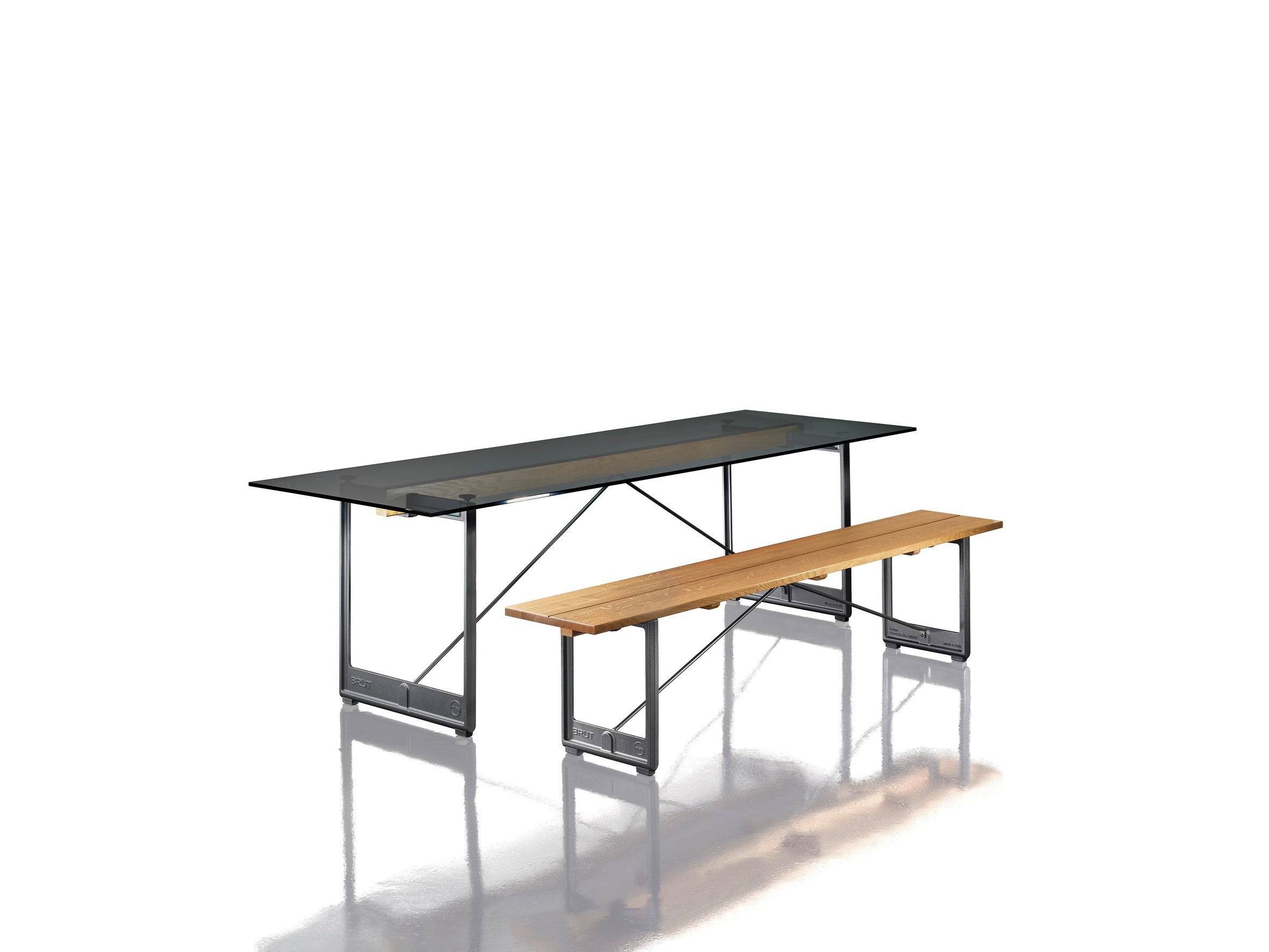 BRUT Bank aus Eichenholz mit rotem Fuß