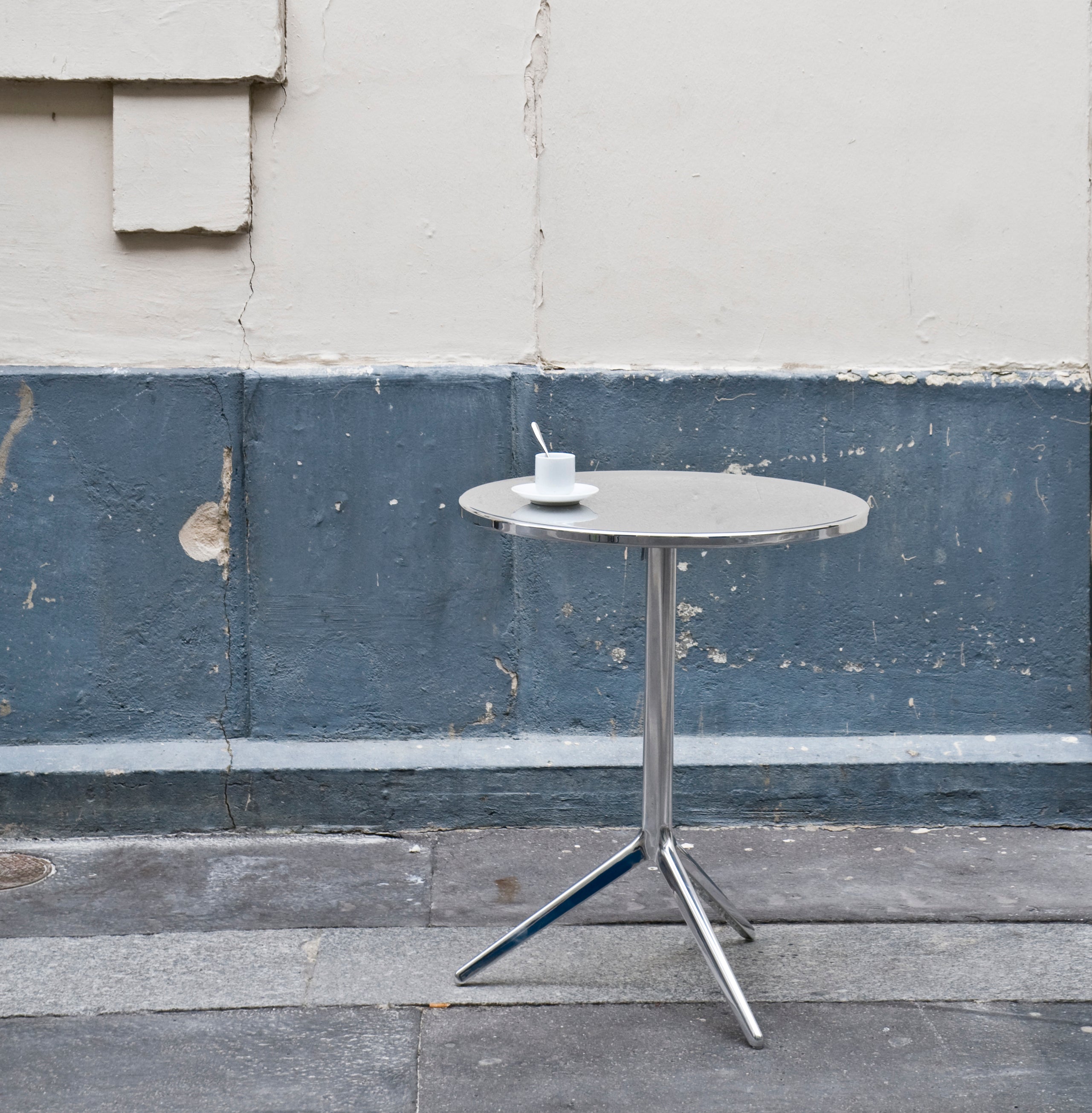 CENTRAL round folding table polished aluminum