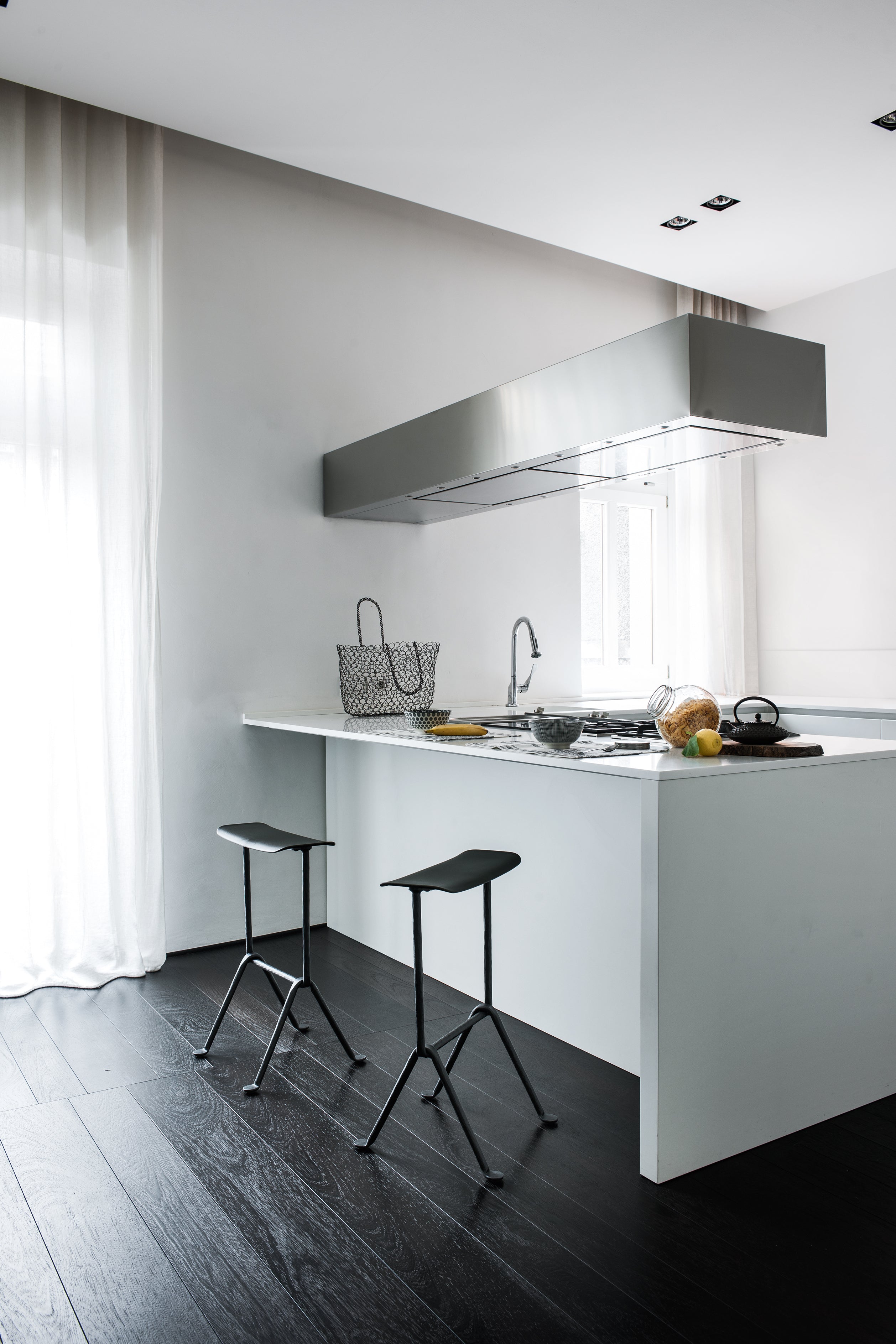 OFFICINA Barhocker, anthrazitfarbenes Gestell, Sitzfläche aus schwarzer Buche