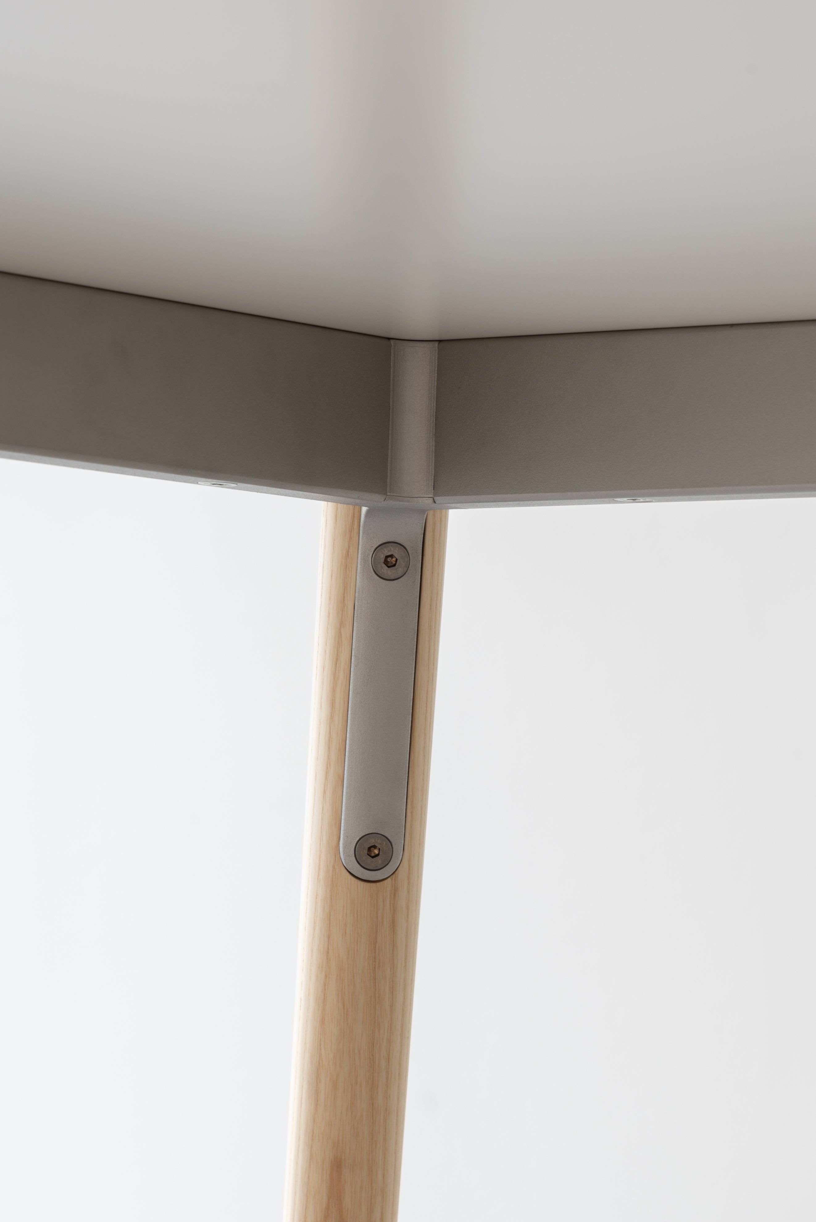 PILO Tisch, weiße Platte mit Eschengestell