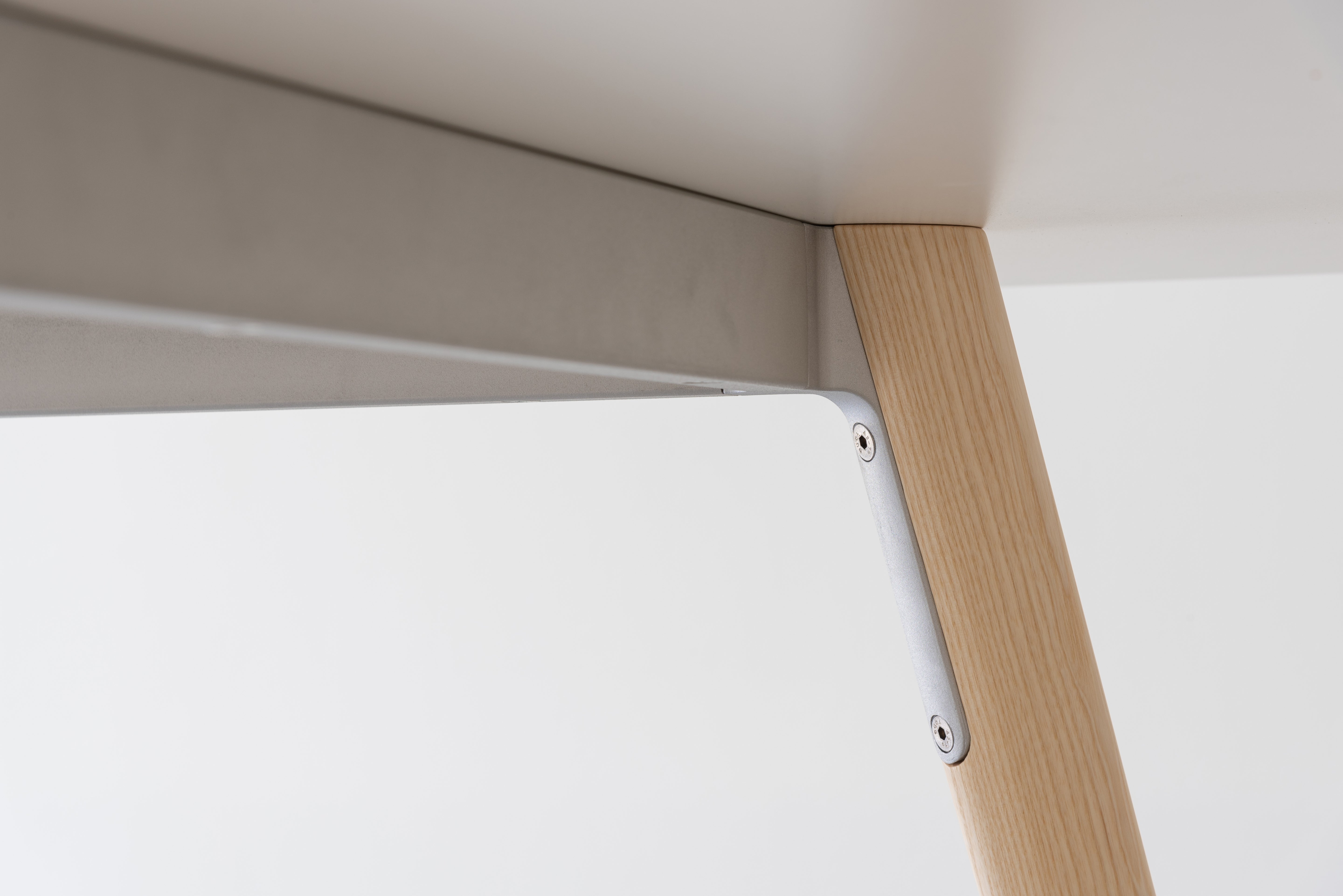 PILO Tisch, weiße Platte mit Eschengestell