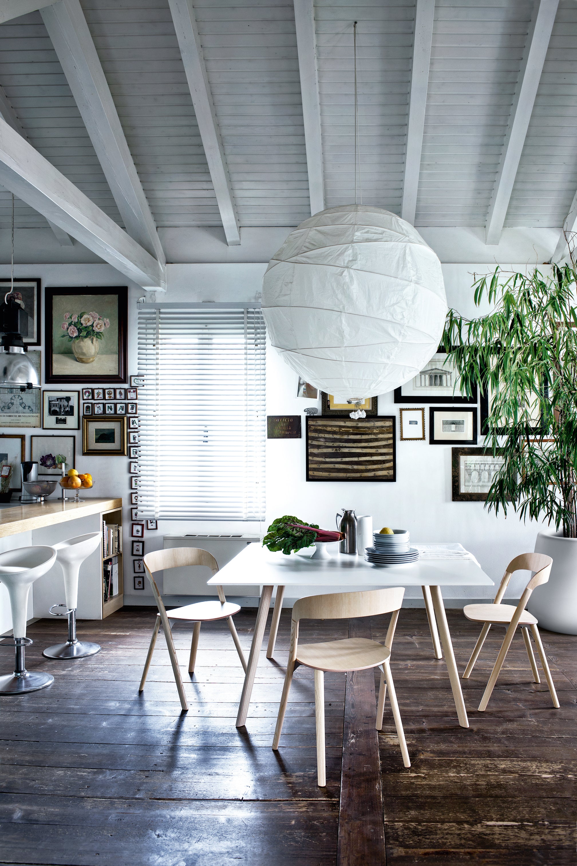 PILO Tisch, weiße Platte mit Eschengestell