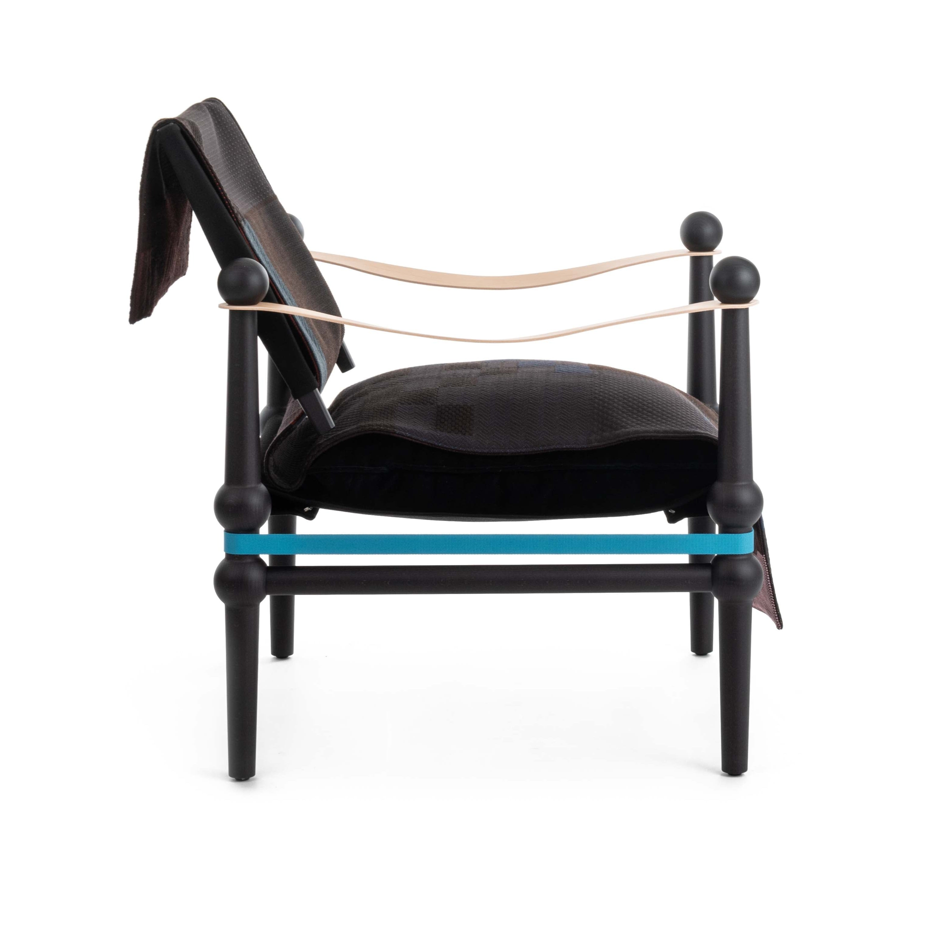 TWAIN armchair with a brown-blue blanket and a black beech base