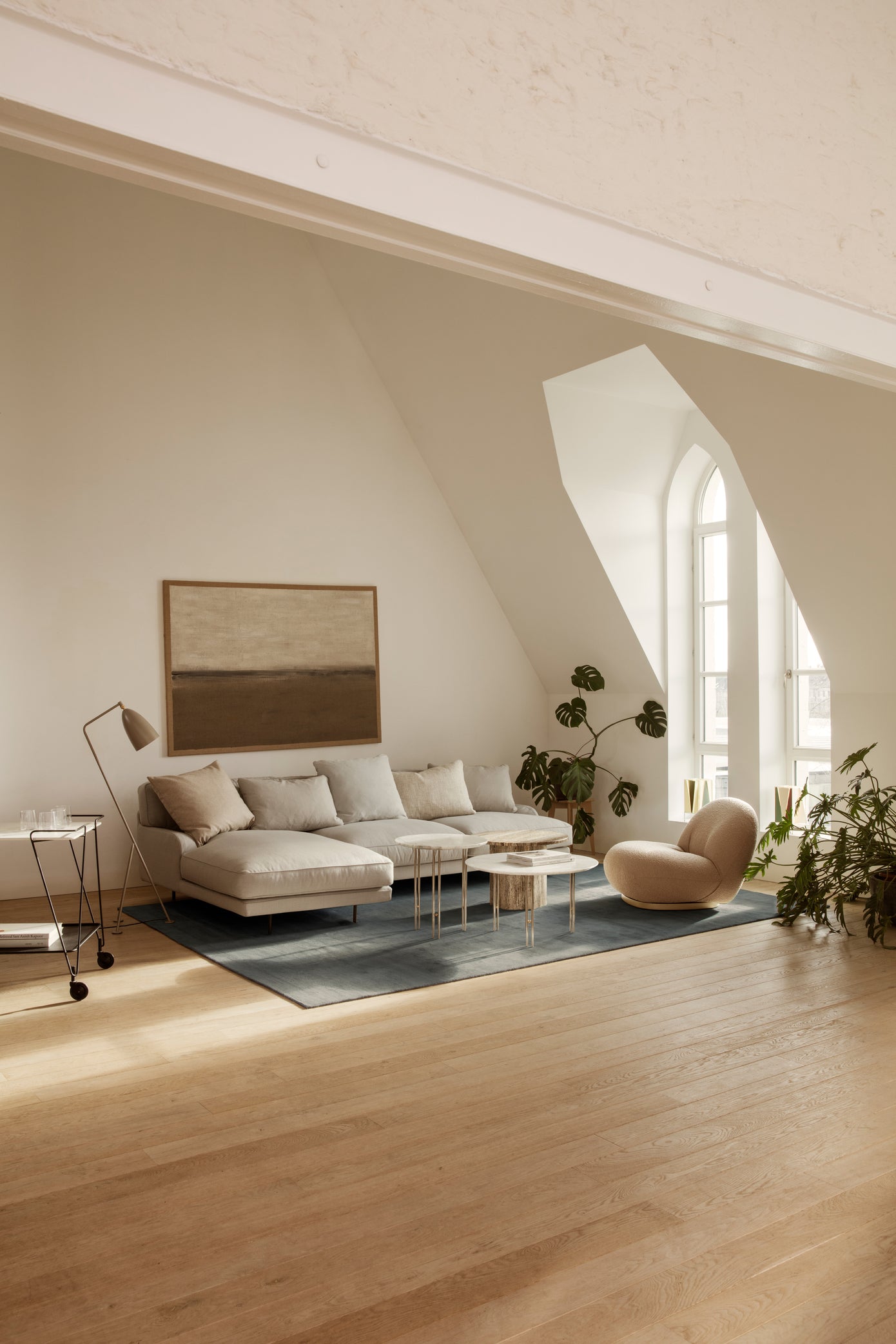 Beistelltisch IOI Travertin mit schwarzem Fuß