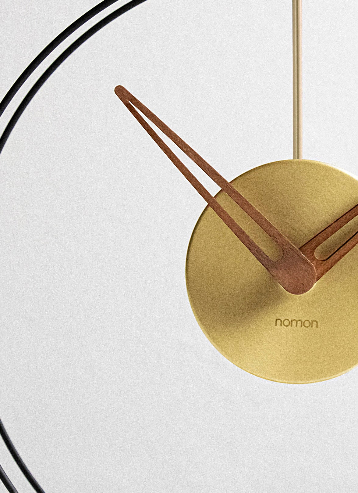 AIRE MINI tabletop clock in walnut wood with brass finish