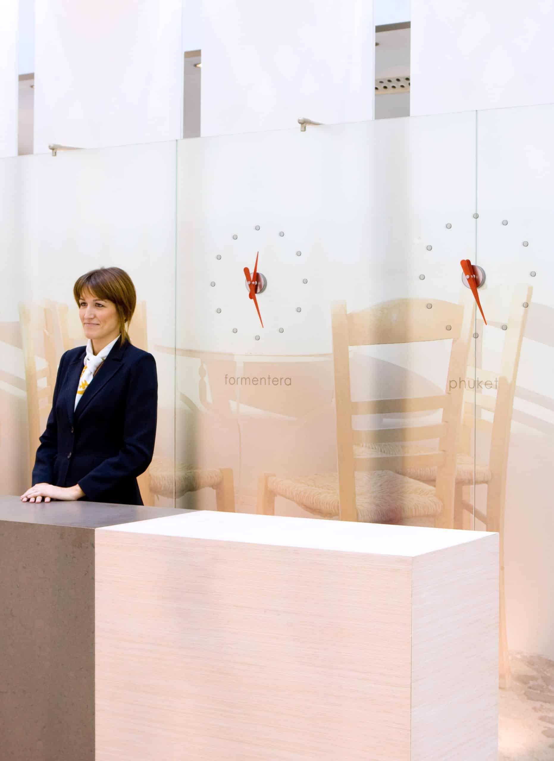 Wanduhr MINI RODON verchromt mit rotem Finish